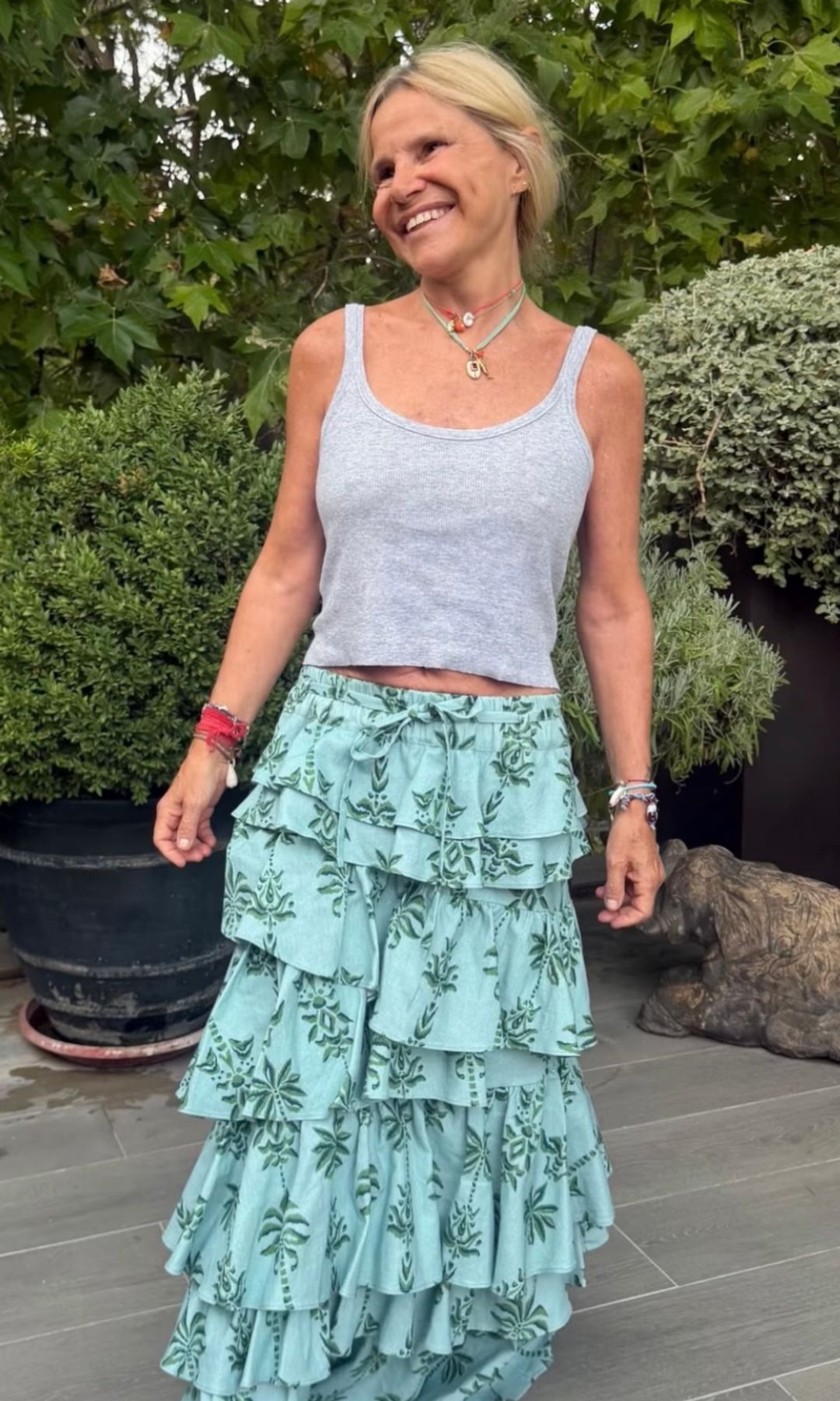 Eugenia Martínez de Irujo tiene la falda larga que mejor funciona cuando hace mucho calor: cómoda, bohemia y de firma española