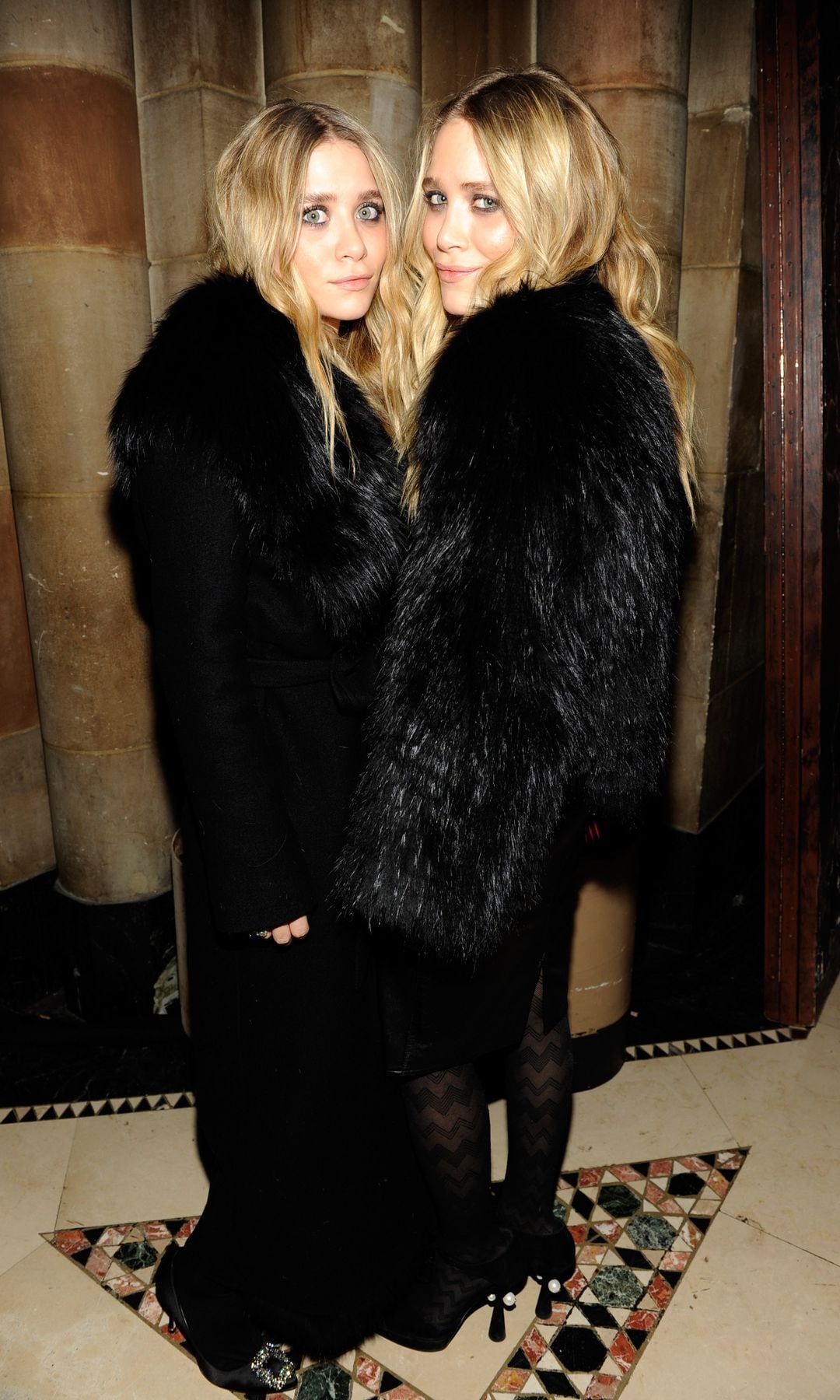 Ashley Olsen y Mary-Kate Olsen asisten a la fiesta de aniversario de los 100 años de WWD en Cipriani 42nd Street el 2 de noviembre de 2010 en la ciudad de Nueva York.