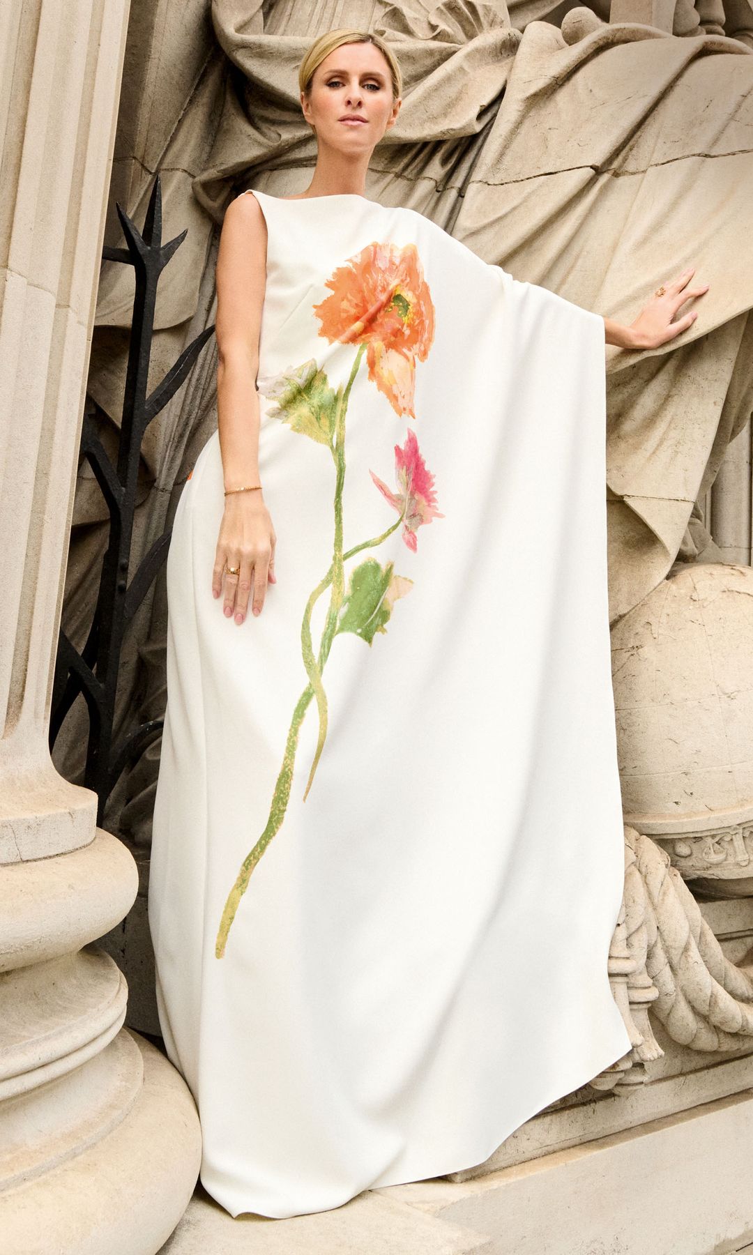 Hilton enfundada en un vestido floral que acontece el verano