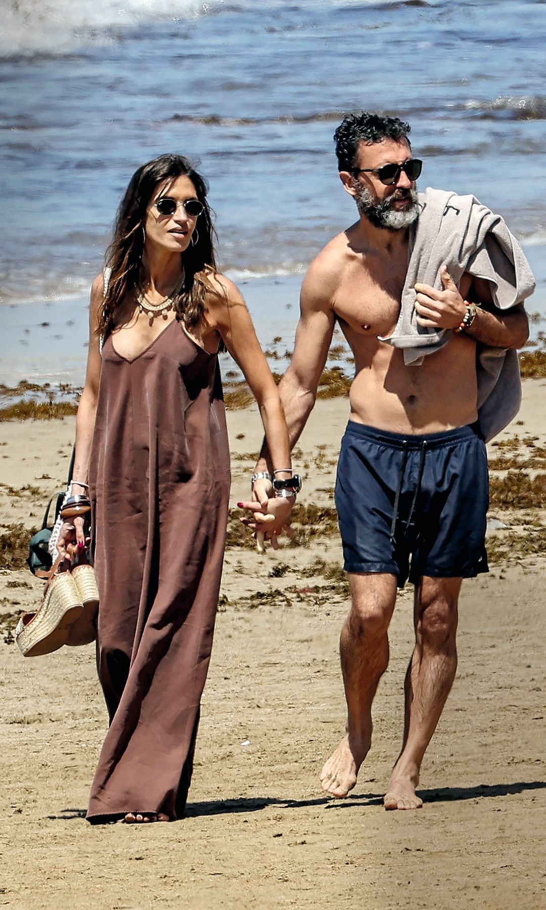 Sara Carbonero y José Luis Cabrera paseando por la playa