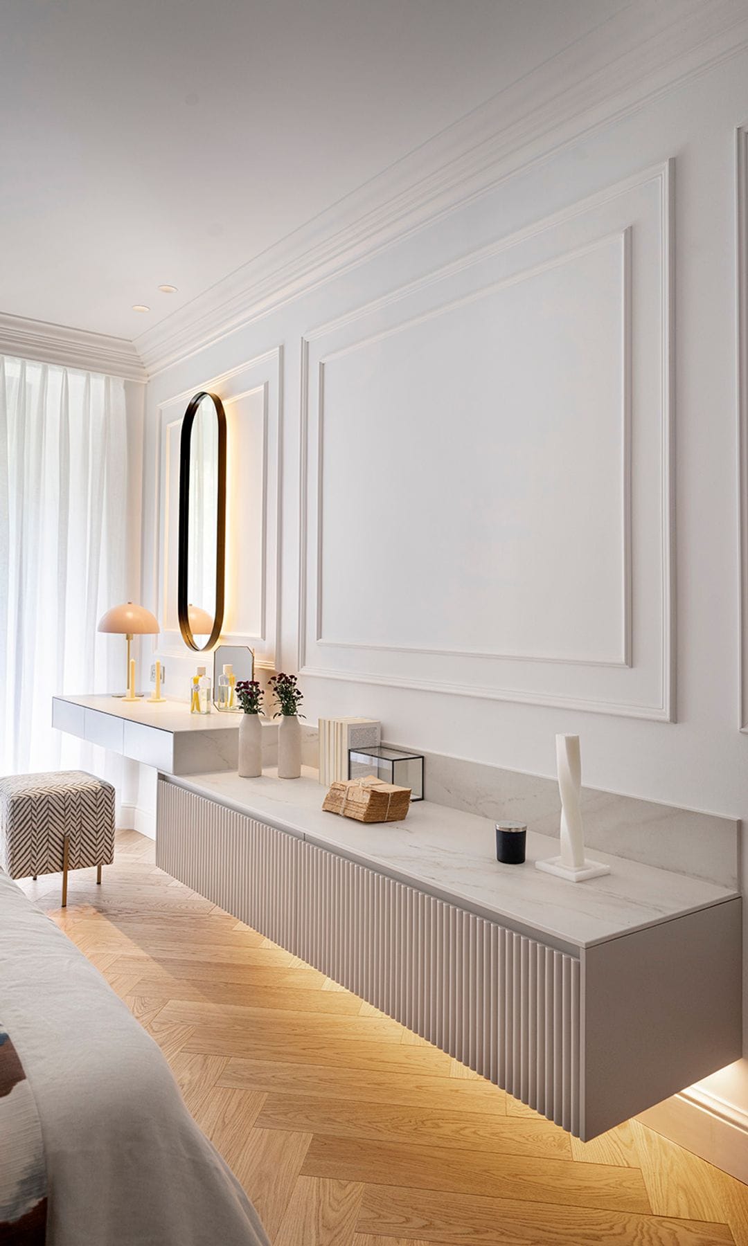 Mueble a medida al pie de la cama