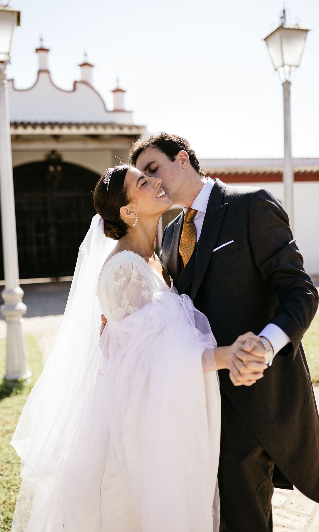 Novias con tiara y moño