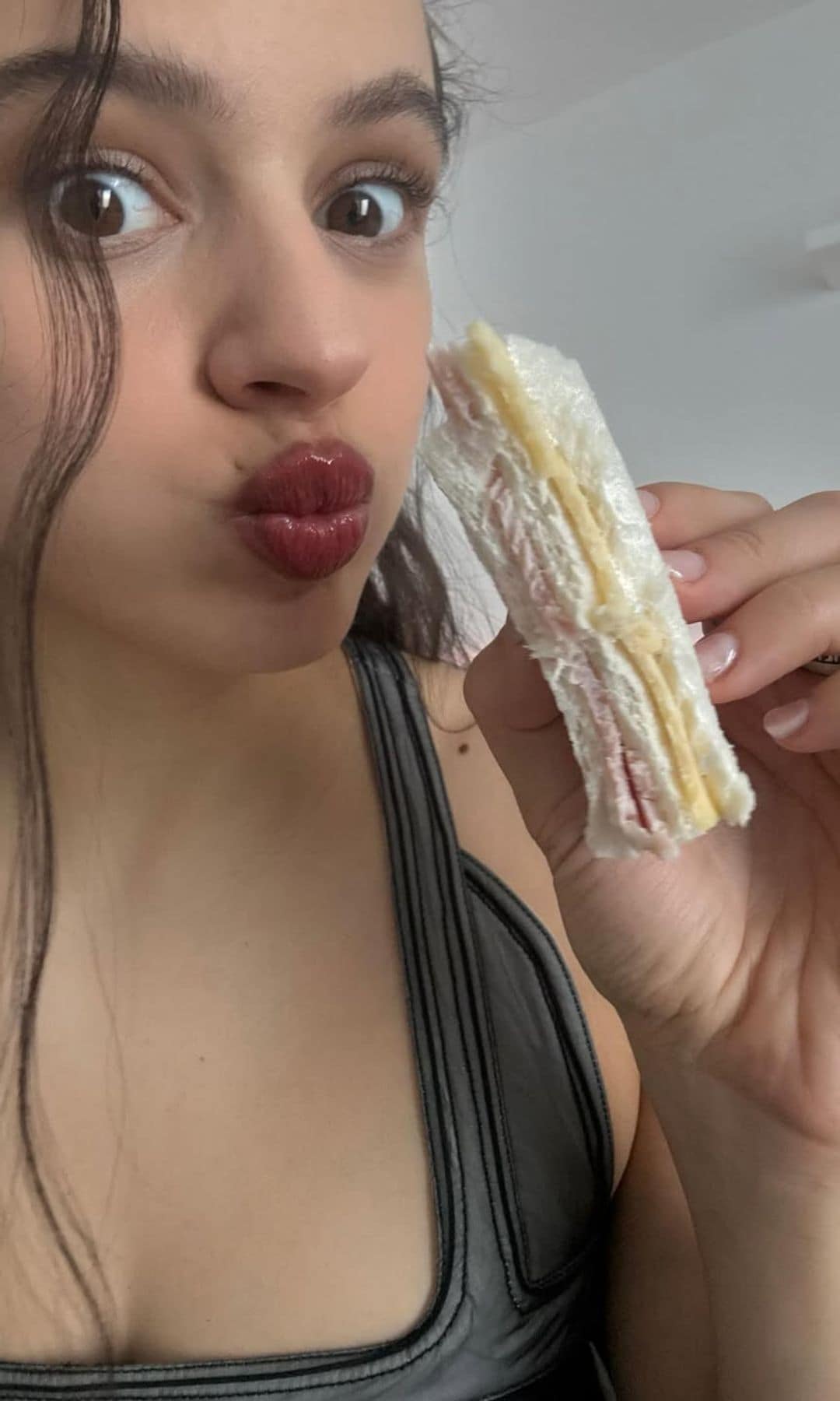 rosalia con manicura corta