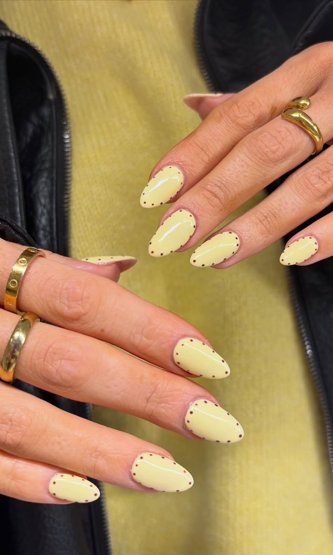 Manicura en amarillo mantequilla con puntitos