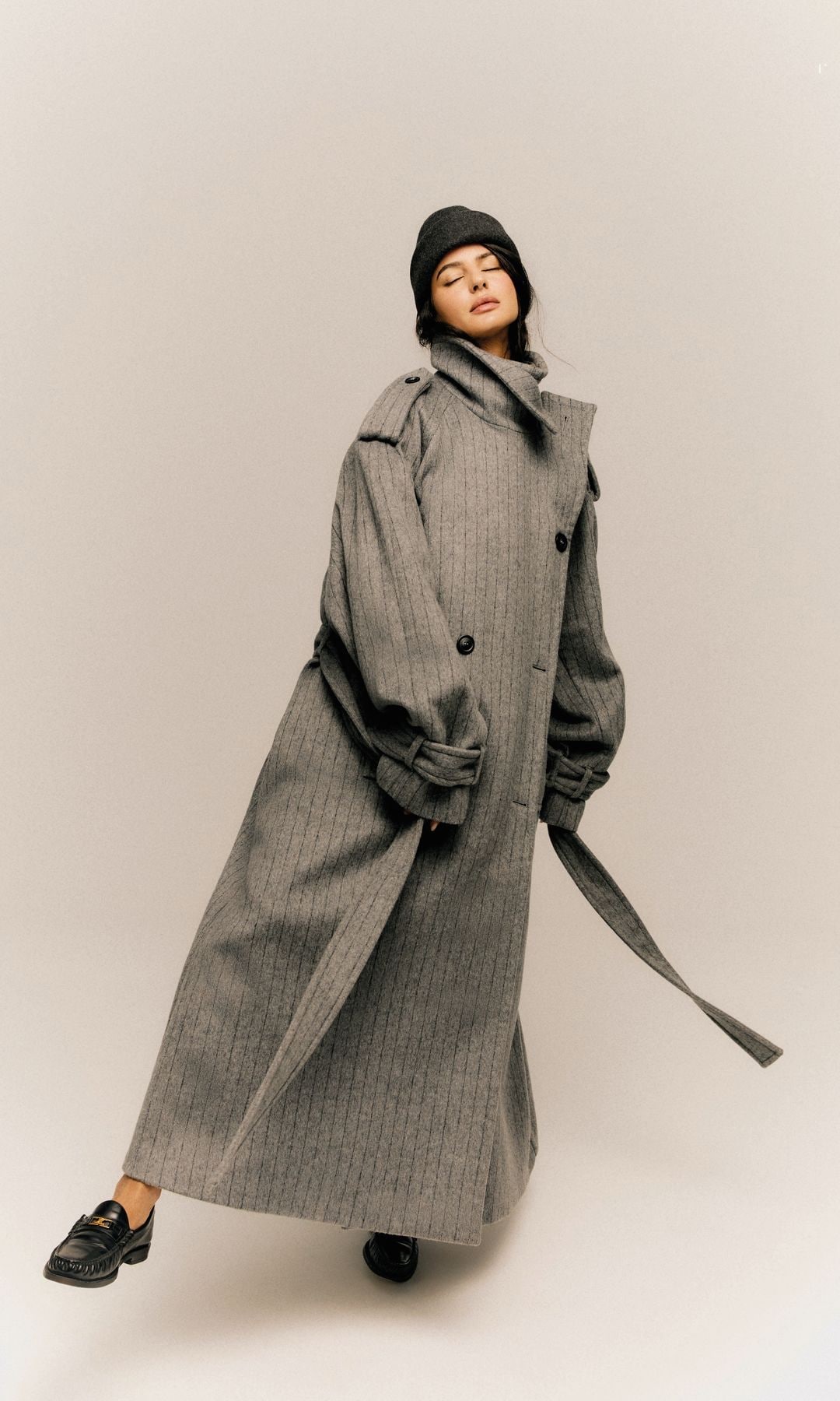 DANDI Y SEXY
La actriz catalana interpreta el estilo tomboy envuelta en un abrigo oversize, de Sportmax, 
que combina con gorro, 
de Max Mara, y zapatos, 
de Celine