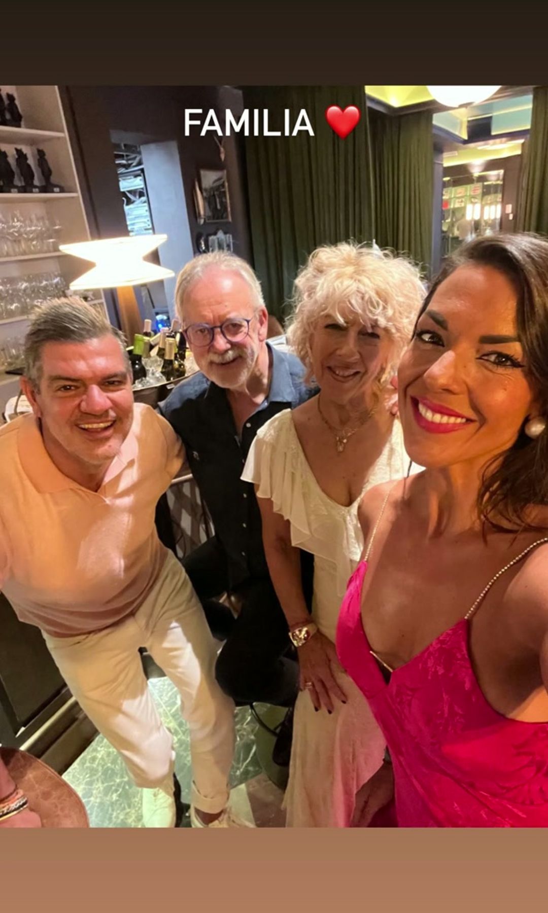 Adriana Dorronsoro posó feliz junto a su pareja, Juandi, y sus padres, dos de los grandes apoyos de la periodista en uno de los días más especiales de su vida