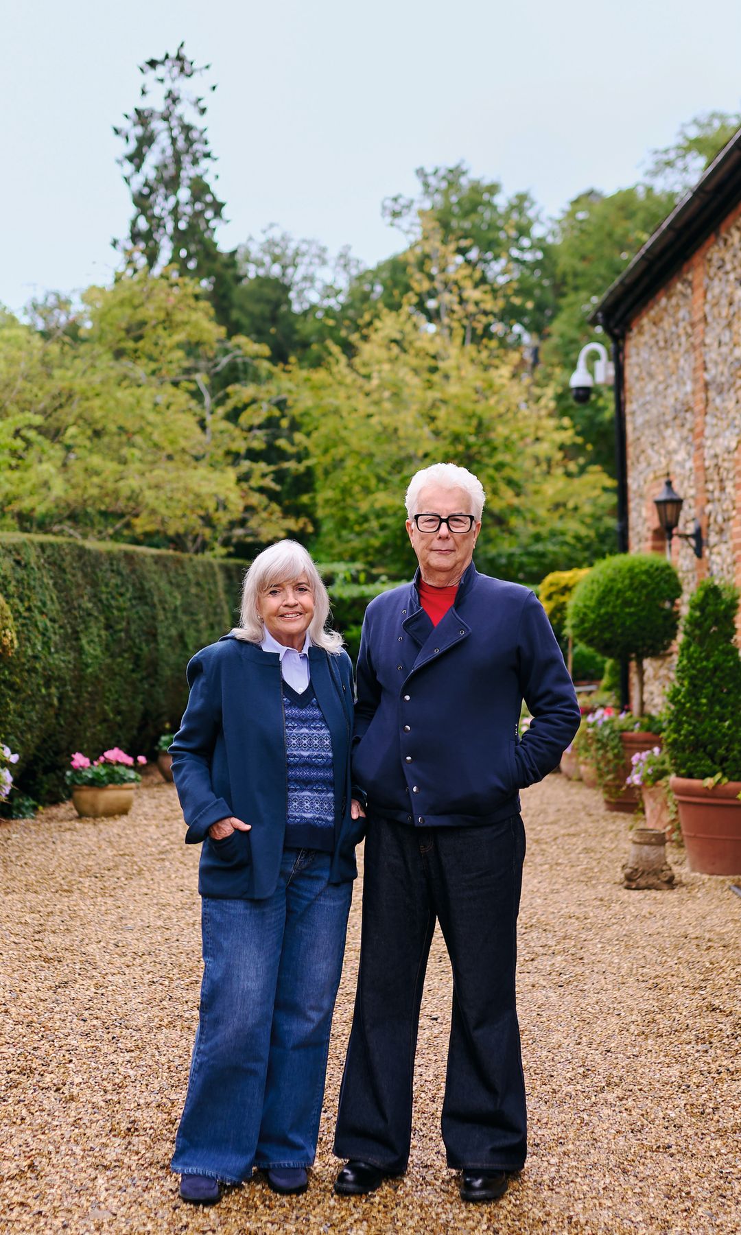  Ken Follett y su mujer, Barbara Hubbard, posando delante de la fachada de su casa de Hertfordshire (Inglaterra), donde viven desde hace 27 años: "Hemos dedicado un cuarto de siglo a conseguir que sea tal y como nos gusta, así que vamos a quedarnos aquí todo el tiempo que sea posible"