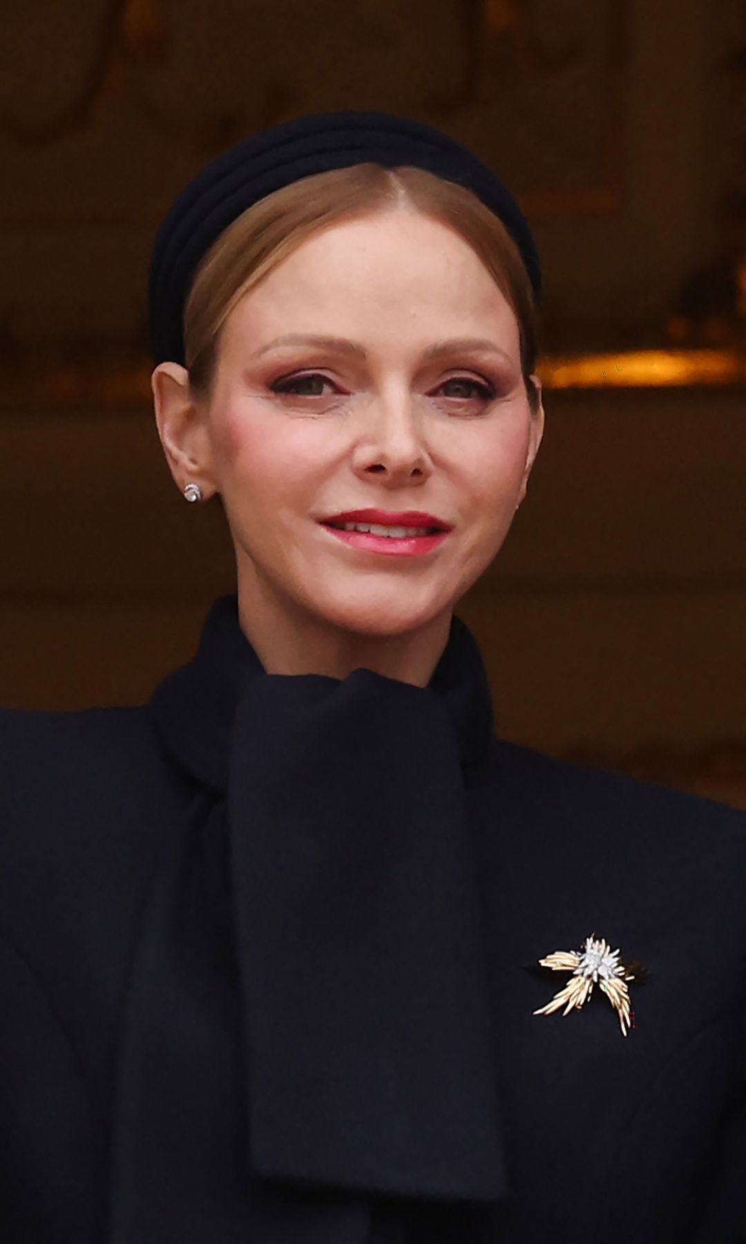 La princesa Charlene de Mónaco sale de la catedral tras participar en las festividades tradicionales de Sainte Devote en el Principado de Mónaco el 27 de enero de 2026.