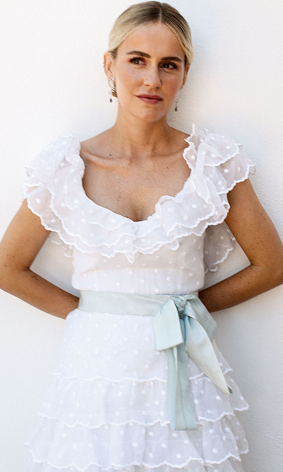 Mónica Anoz enfundada en un vestido con volantes sedosos y ajustado por un lazo azul pastel