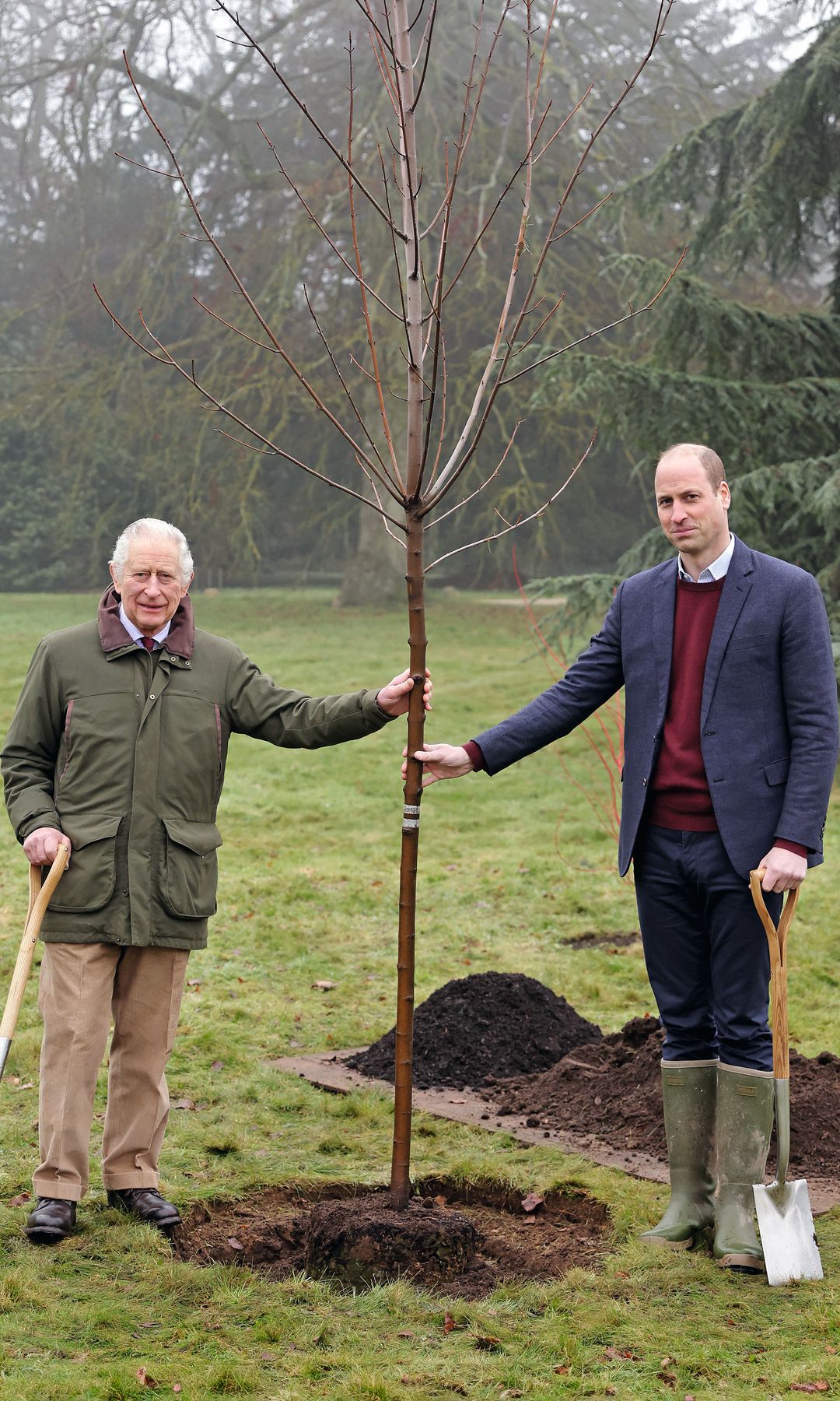 El protagonista plantando un árbol con su padre, el rey, en 2023.