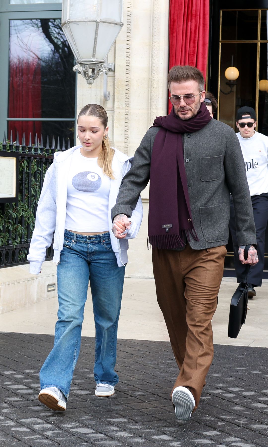 Harper Beckham y David Beckham fueron vistos saliendo de su hotel el 01 de marzo de 2024 en París, Francia.