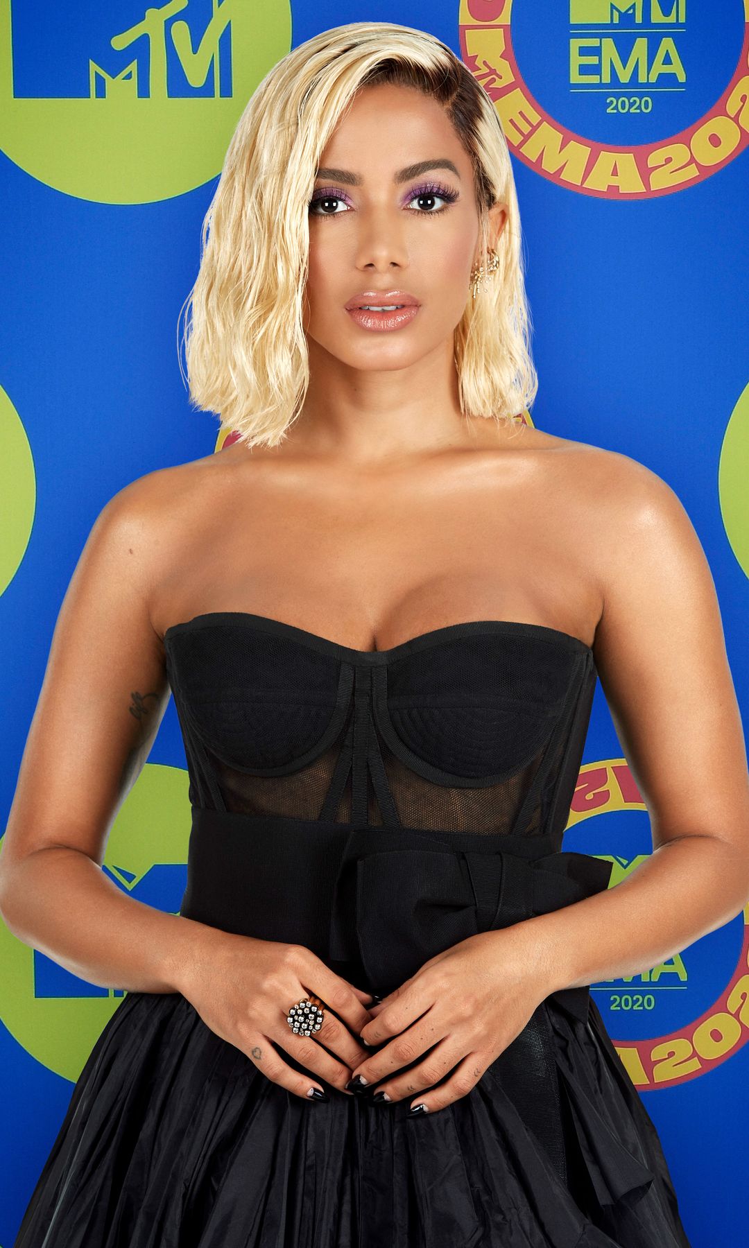Anitta con corte 'bob' en rubio platino en los premios MTV