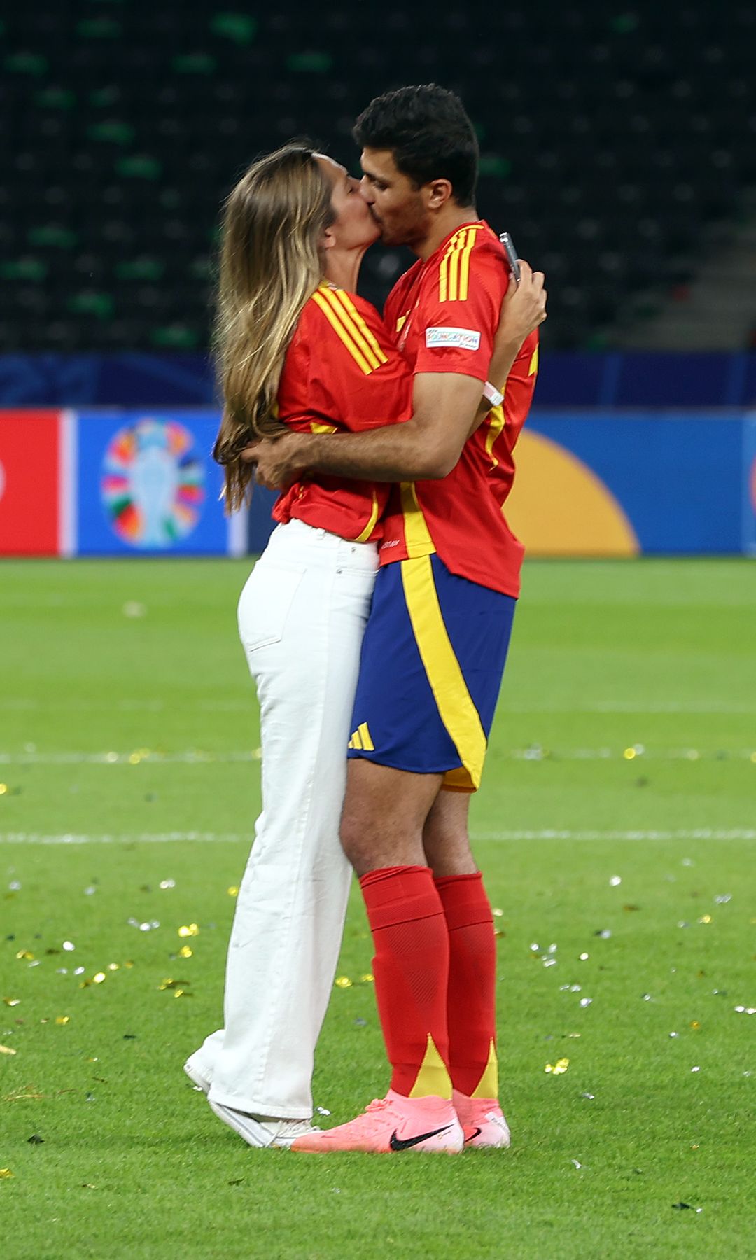 Rodri, jugador de la selección española, besa a su pareja Laura Iglesias tras la victoria del equipo en la final de la Eurocopa 2024 ante Inglaterra, disputada en el Olympiastadion de Berlín (Alemania), el 14 de julio de 2024