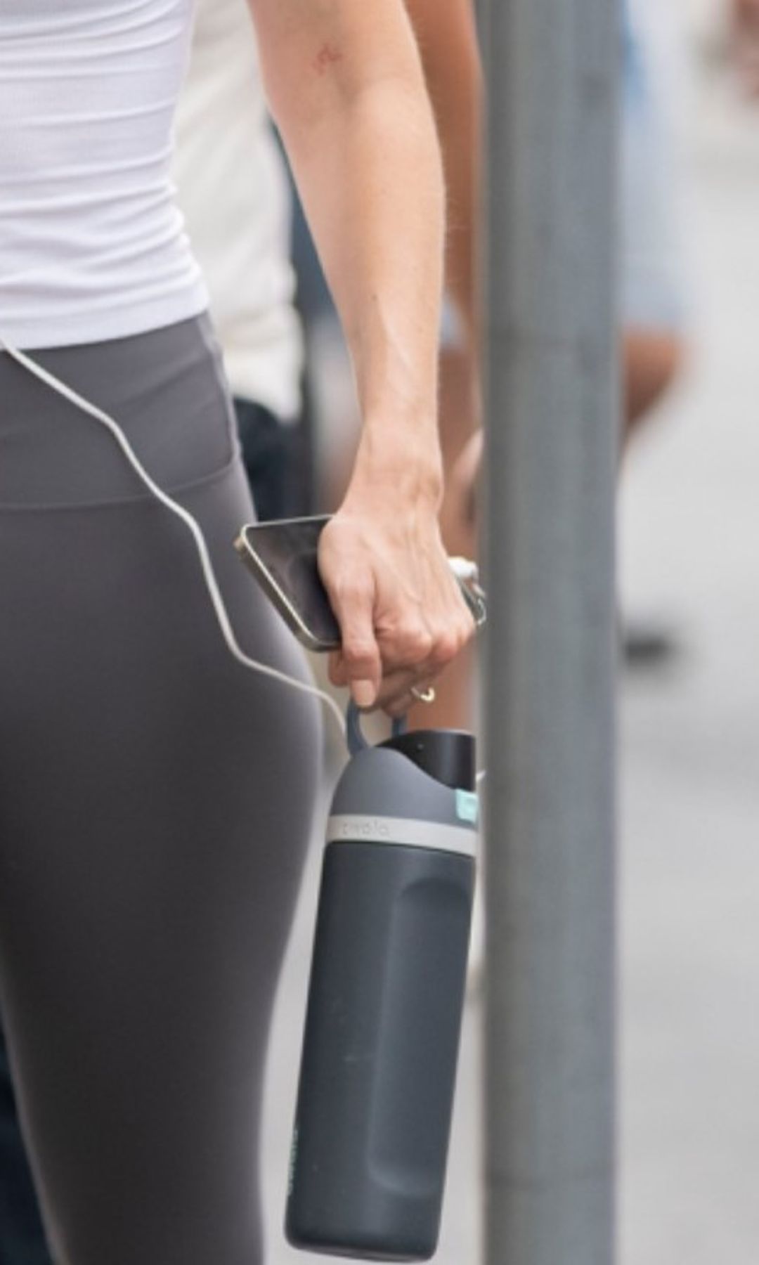 Gigi Hadid también llevaba un anillo en el dedo anular de la mano izquierda