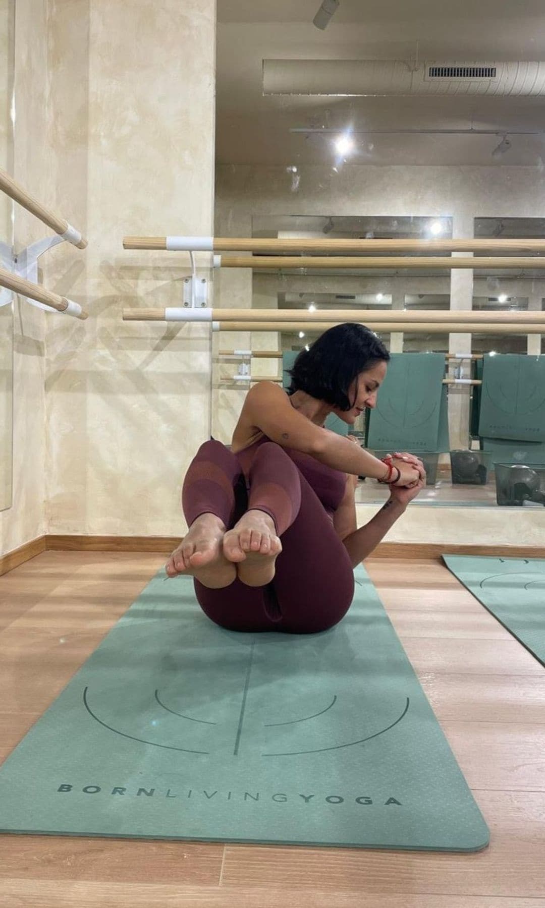 Jimena Villegas, head coach de esBarré, practicando un ejercicio de abdominales