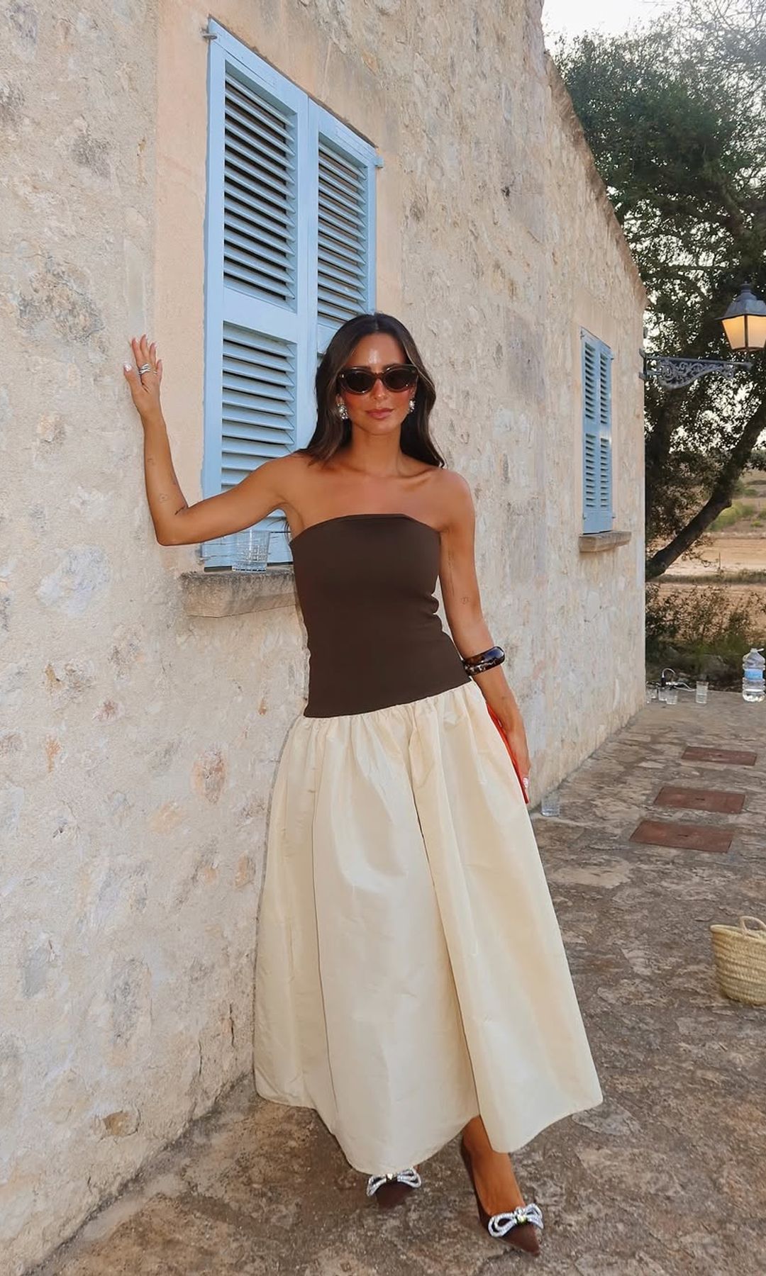 María Fernández Rubíes, una invitada elegante de marrón.