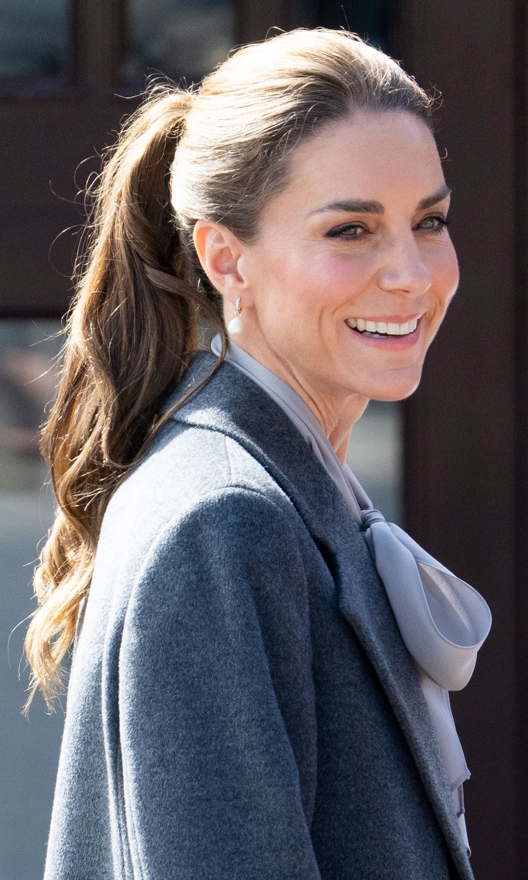 Kate Middleton sorprende con dos looks en menos de 24 horas: el abrigo gris que es puro otoño y la chaqueta verde que estiliza la cintura