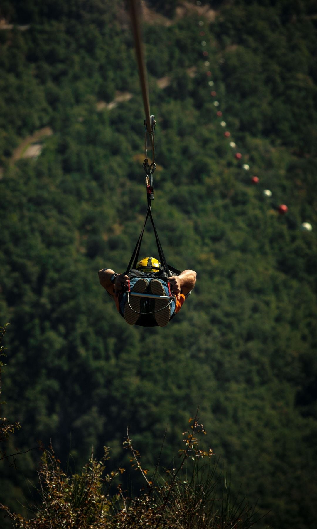 La espectacular tirolina de Volo dell'Angelo, en Castelmezzano, Italia
