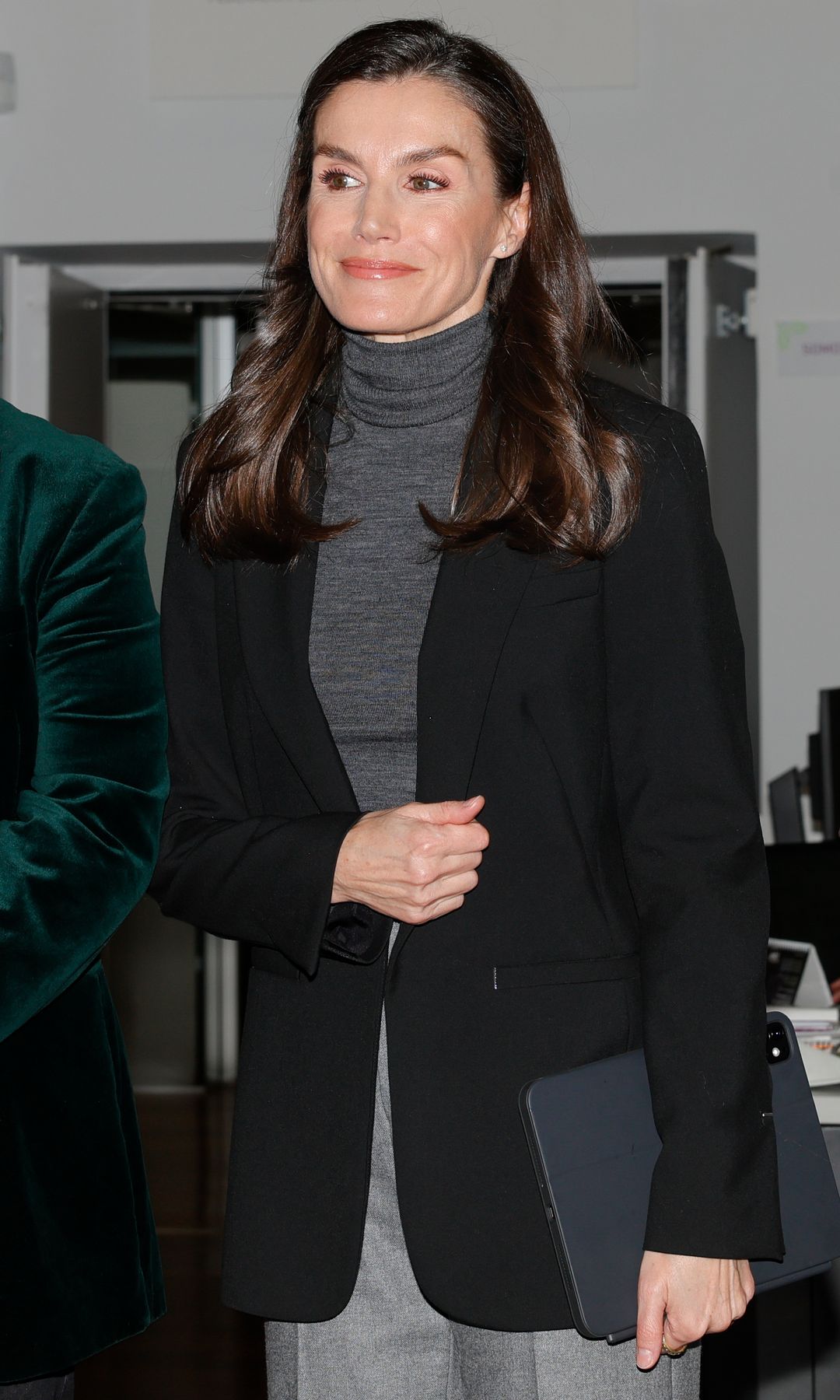 La reina Letizia, antes de viajar a Huelva, aprueba en Madrid la fórmula de Kate Middleton para llevar chaqueta en invierno