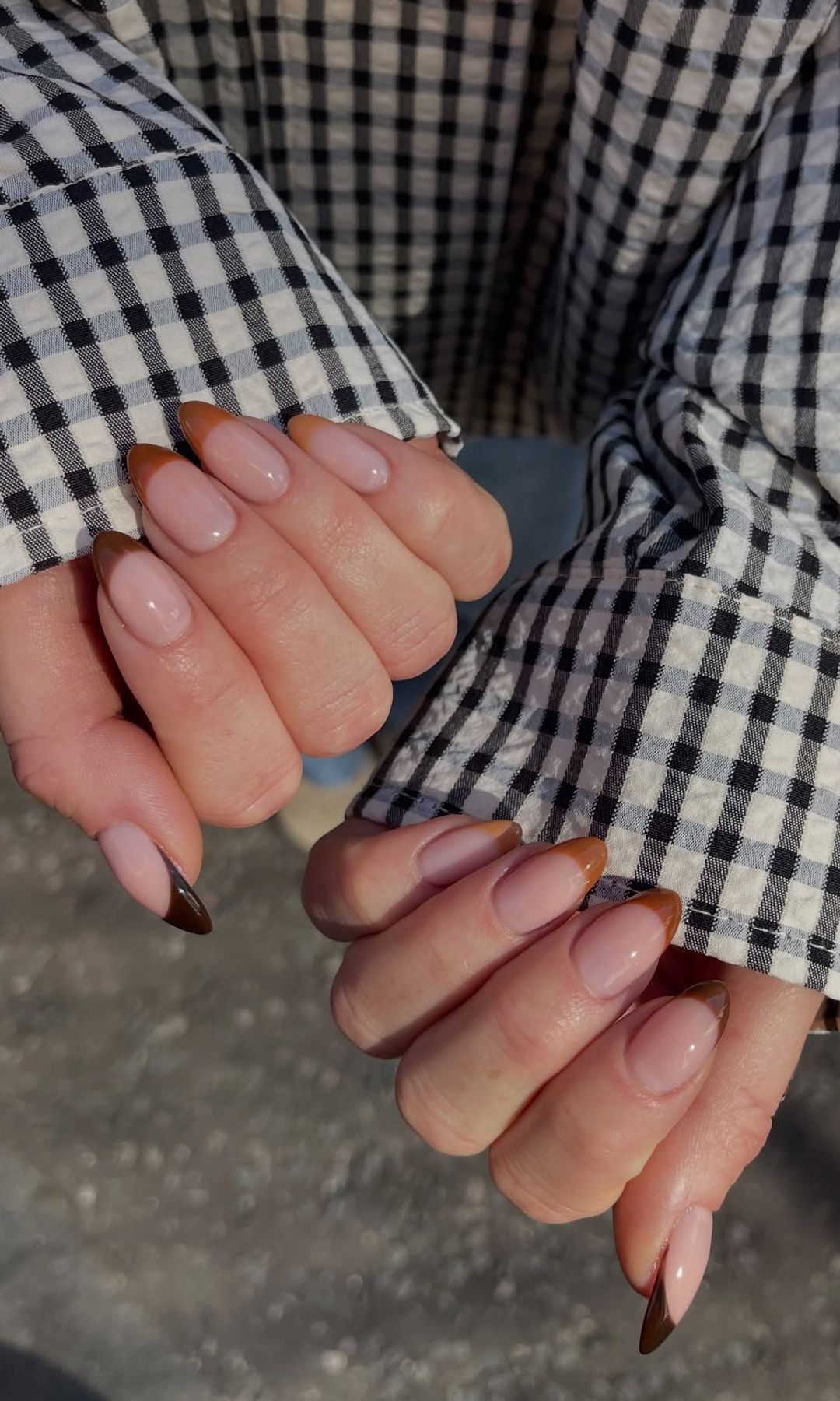Manicura francesa en tonos tierra