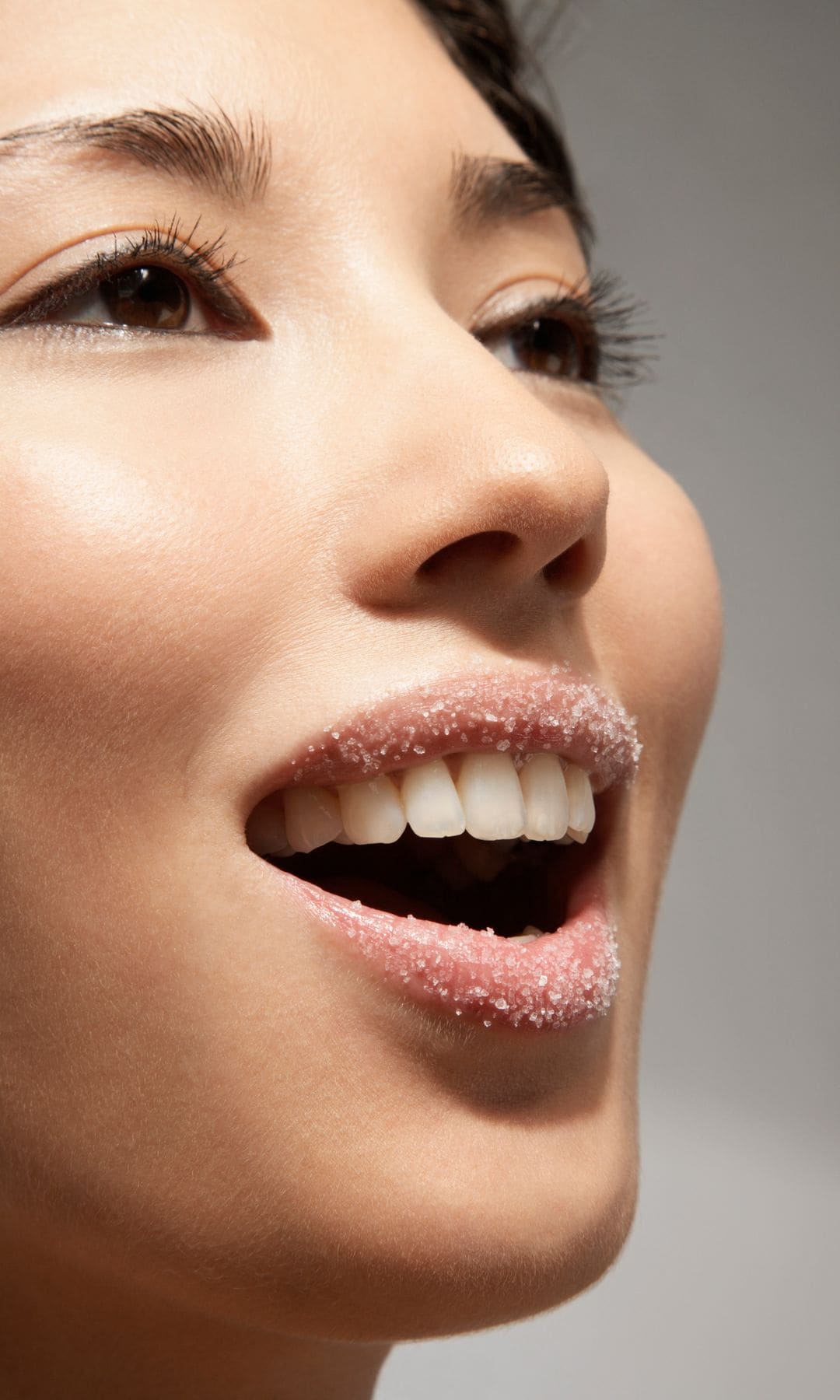 Mujer exfoliación labios