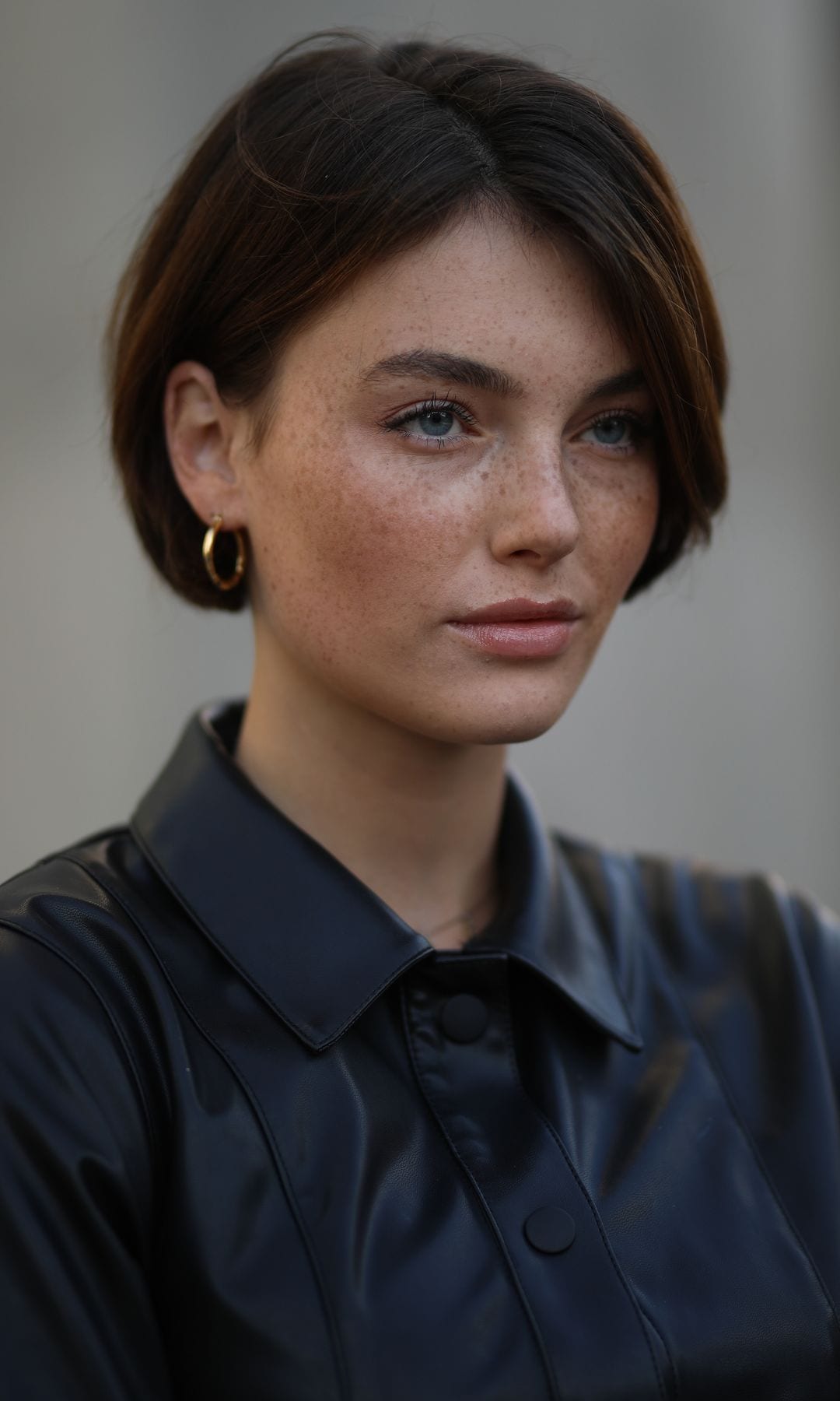  Mujer con pelo corto 