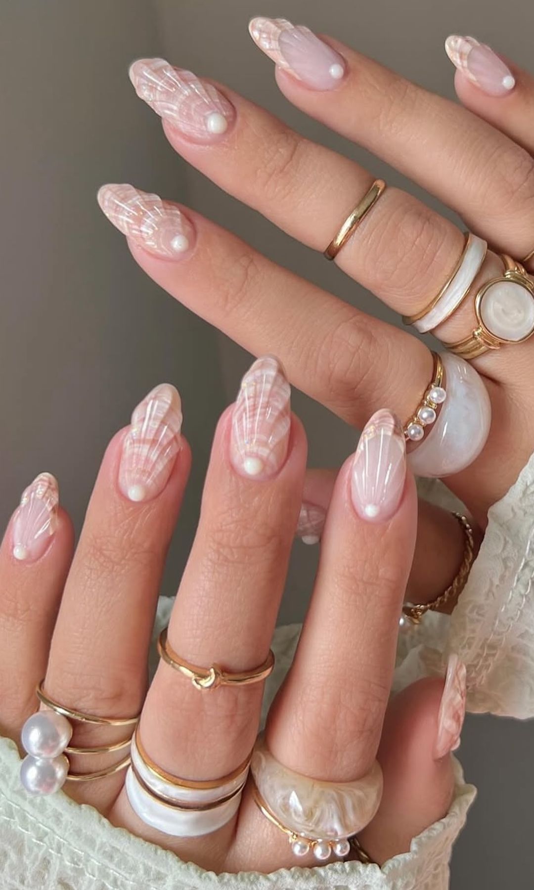 Manicura de conchas con relieve