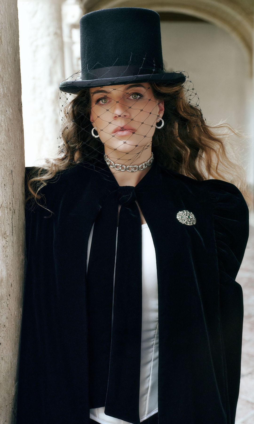 Días mágicos: La princesa lleva corsé, de Tocado y Hundido, y capa de terciopelo negro, de Dior. Los combina con pendientes, de Suarez; gargantilla, de Barcena; broche, de Fahoma, y sombrero, de Mimoki