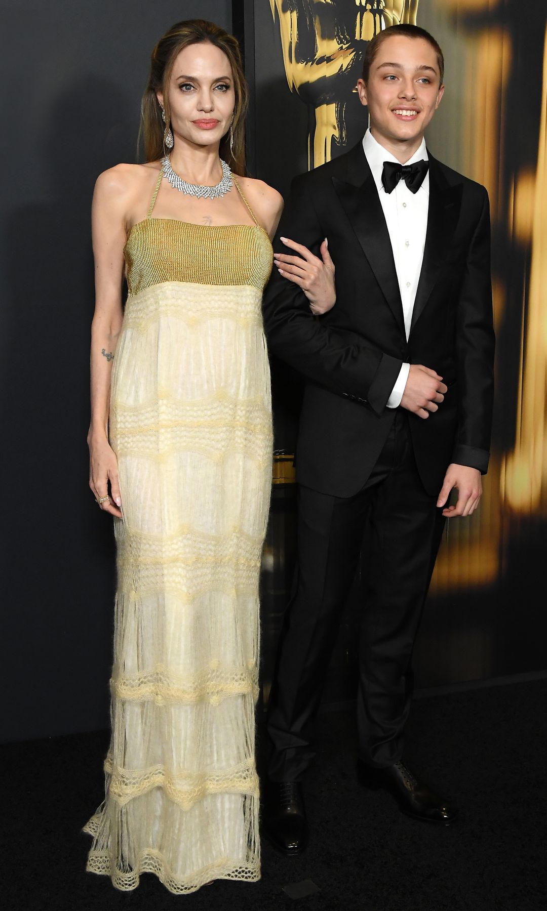 Plano medio de Angelina Jolie y su hijo Knox posando en los Governors Awards 2024