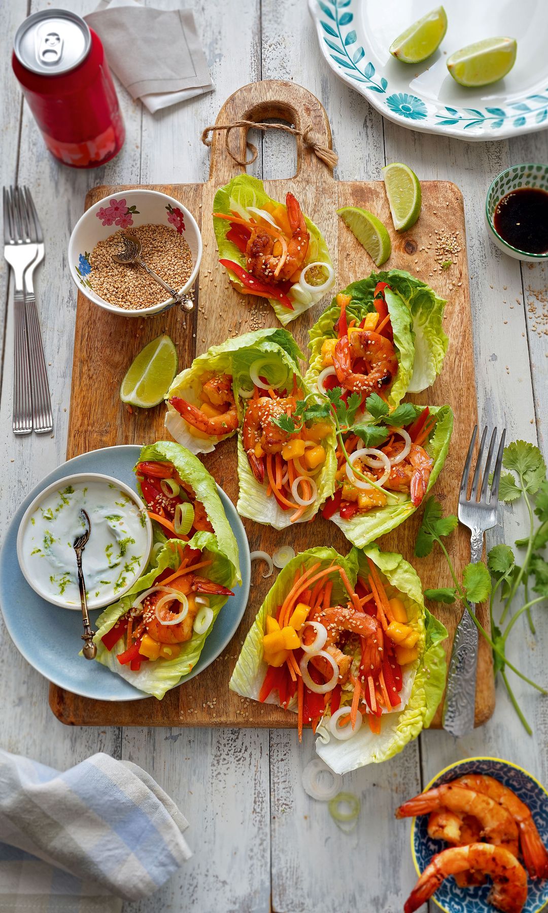 Wraps de lechuga con gambas glaseadas y verduras crujientes