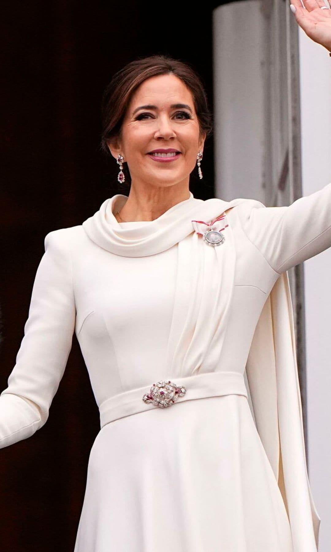 Recordamos el impresionante primer look de Mary de Dinamarca como reina: de blanco y con los rubíes napoleónicos