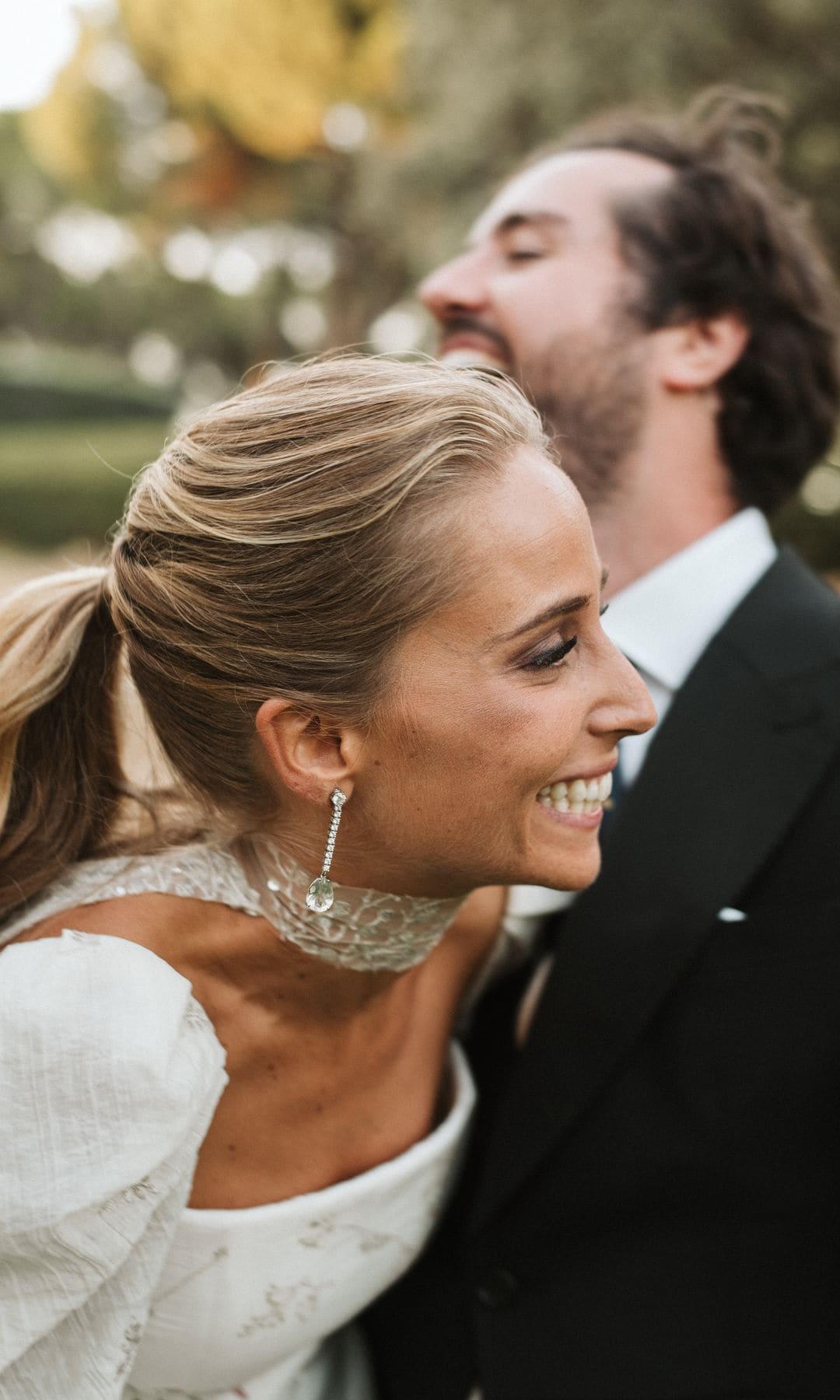 Novia con pendientes largos