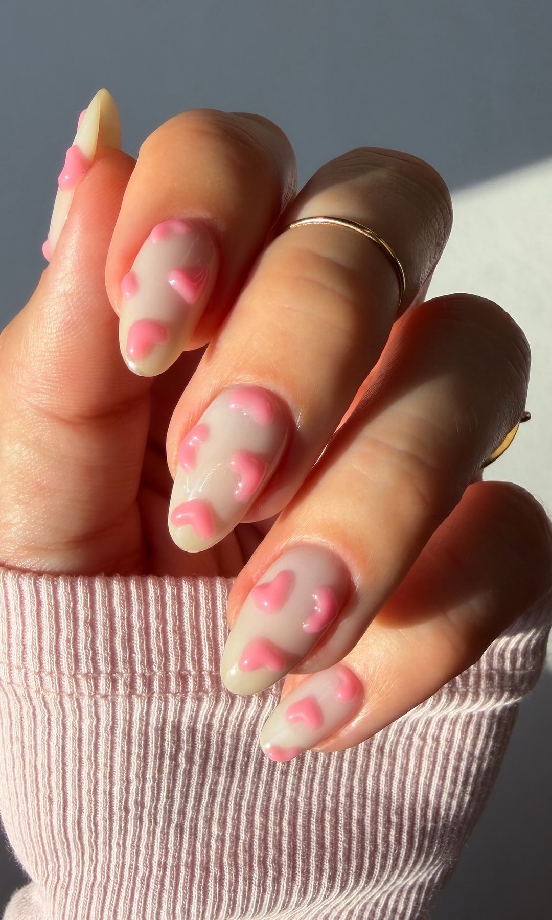 Manicura con corazones en 3D