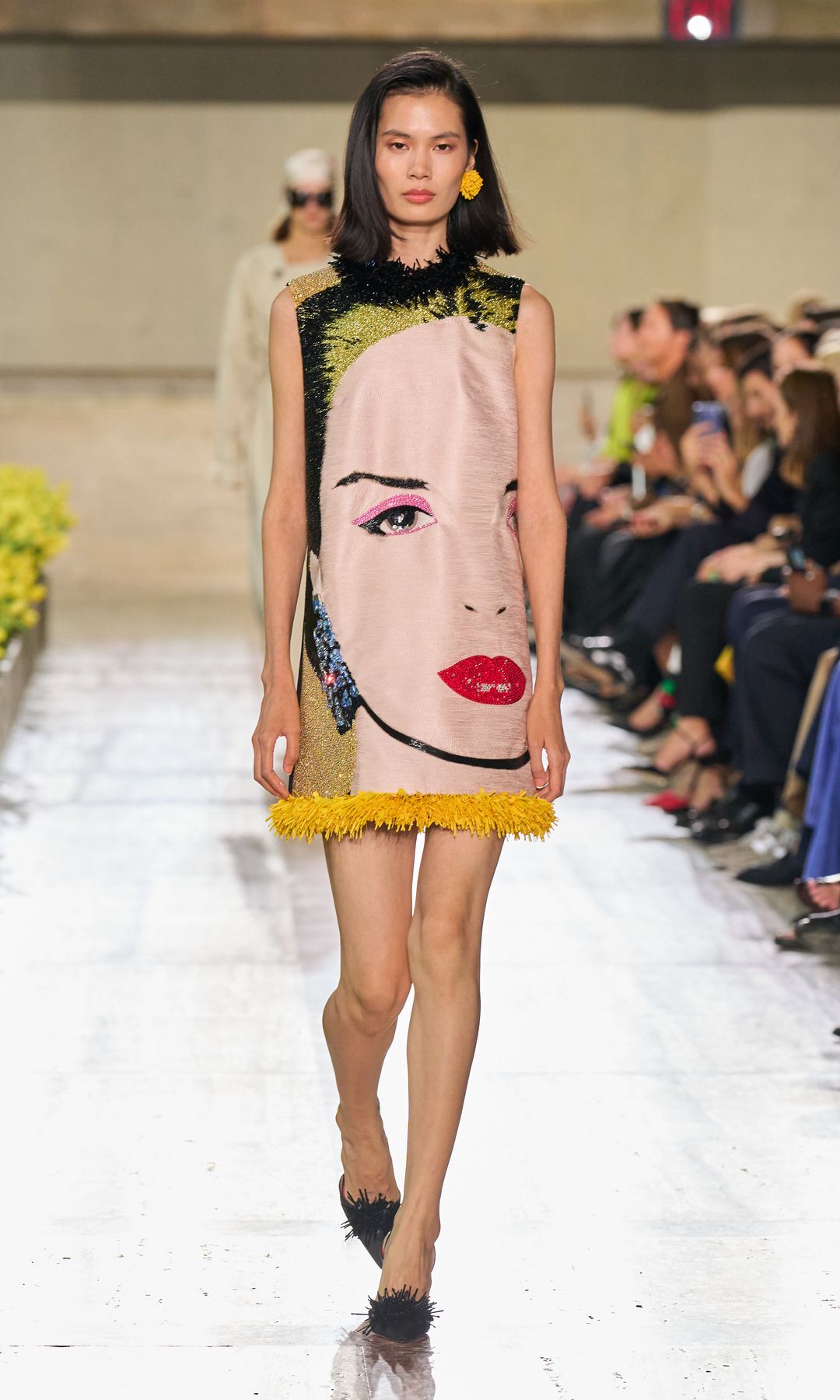 Una Polaroid que le hizo Andy Warhol, su restaurante favorito y la mítica camisa blanca: Carolina Herrera celebra su 45 aniversario con un desfile repleto de homenajes