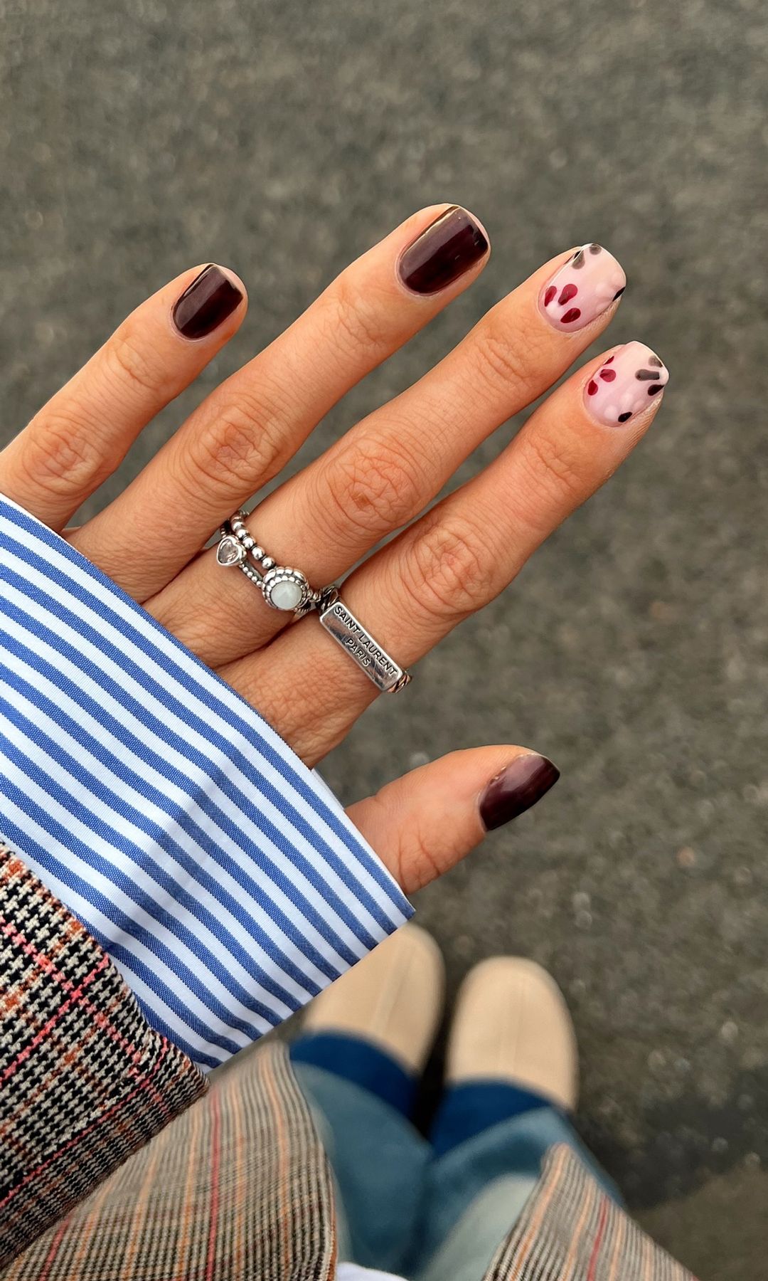 Manicura marrón floral 
