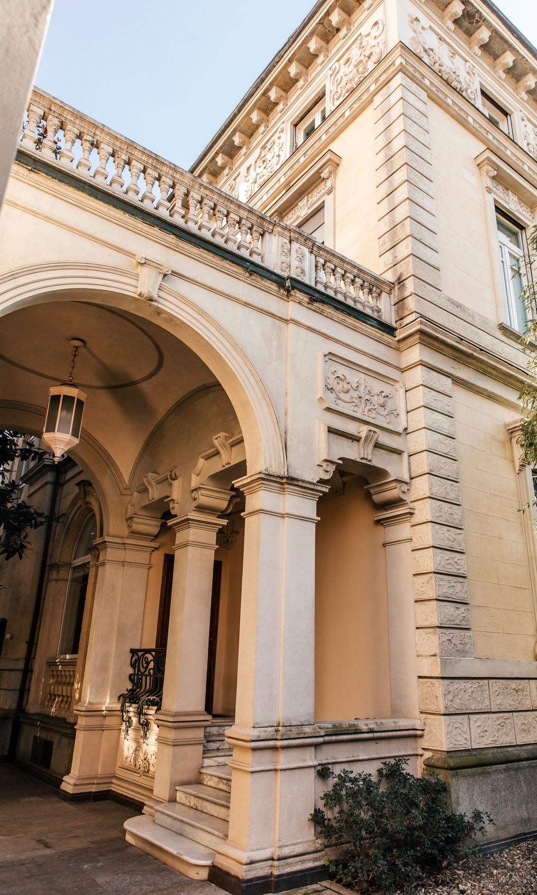 El soportal de entrada al majestuoso edificio
