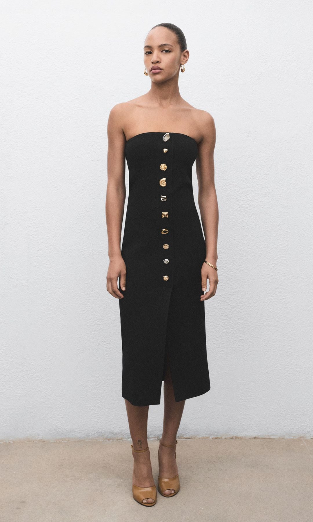 Vestido negro de punto con botones joya escote palabra de honor, de Mango