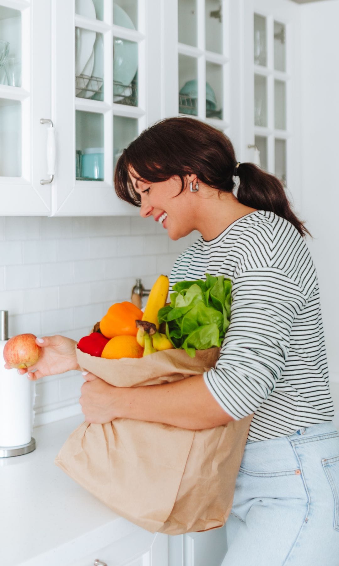 Mujer con bolsa de la compra con comida saludable