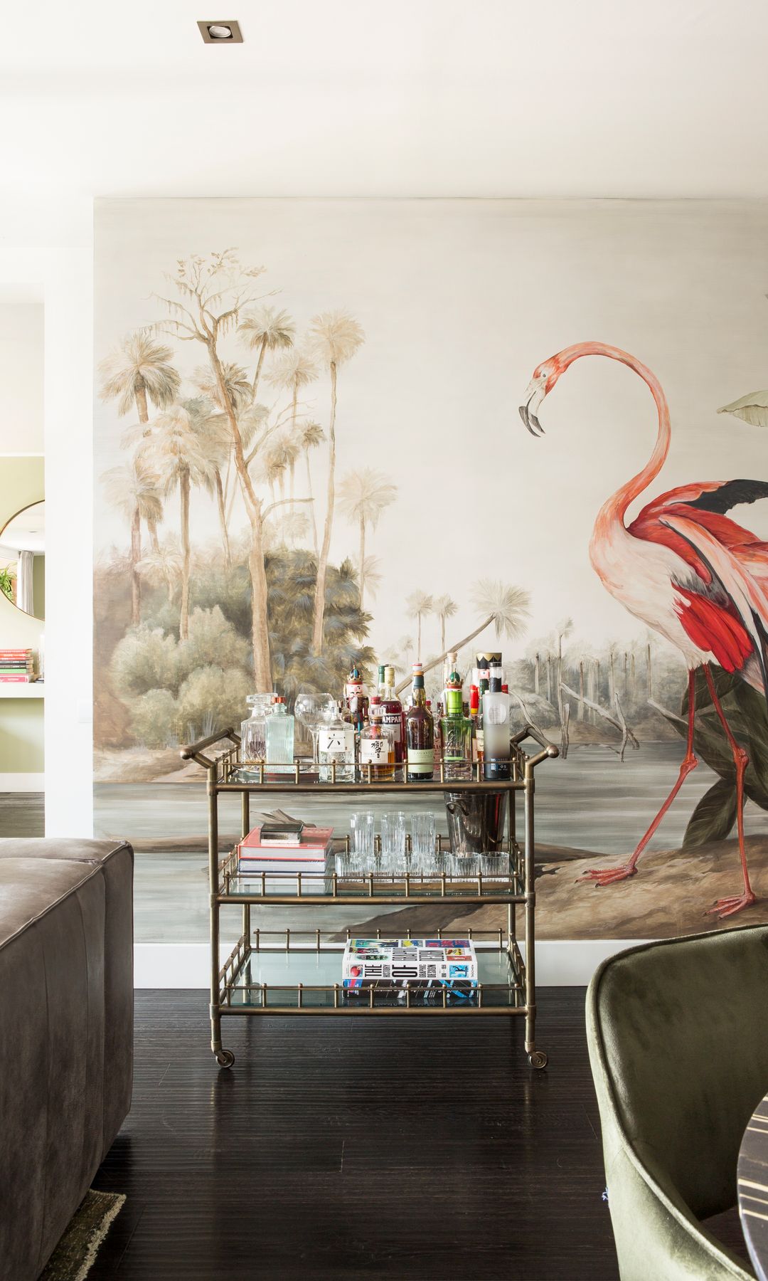 Carrito auxiliar en el salón como mueble bar