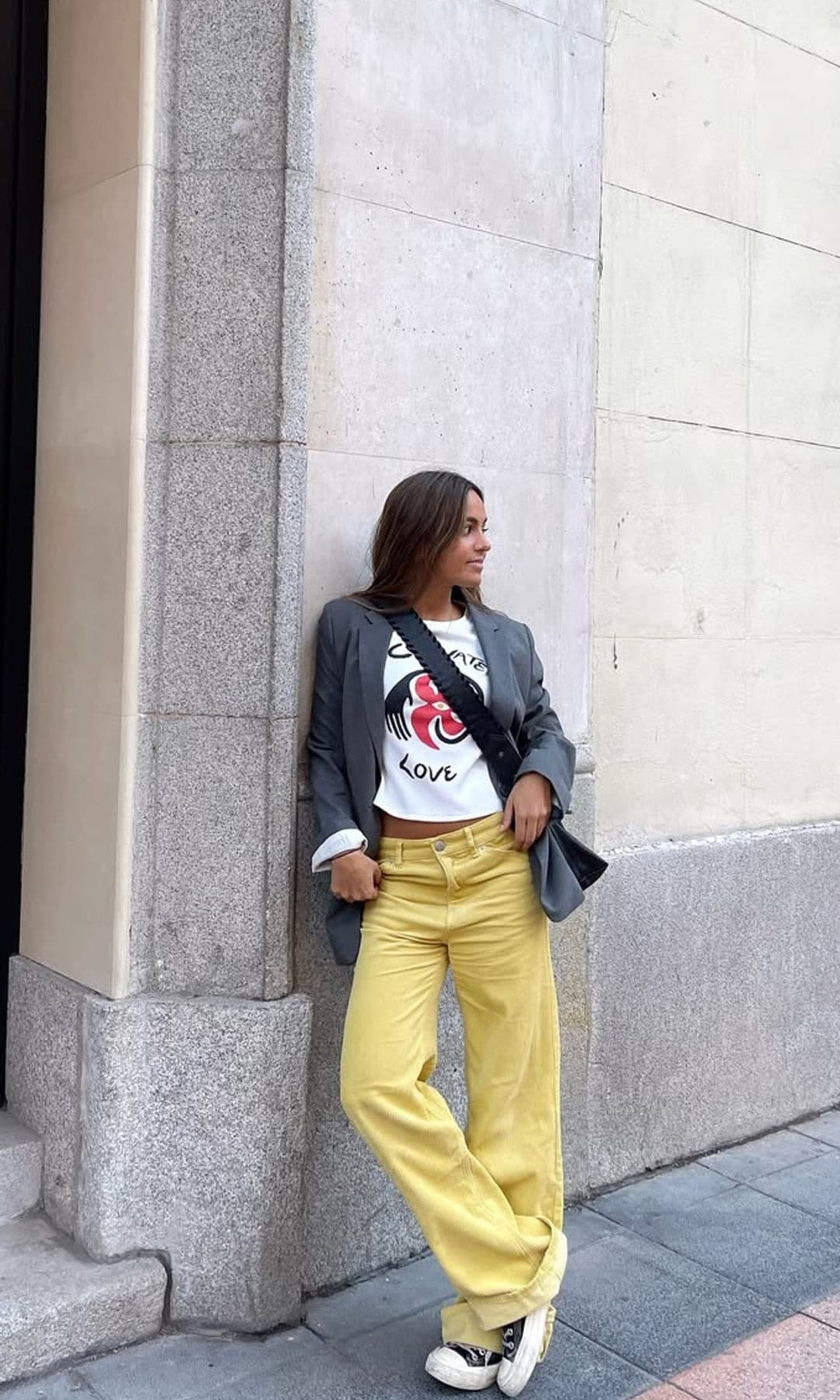 vauqeros amarilos, camiseta gráfica y blazer
