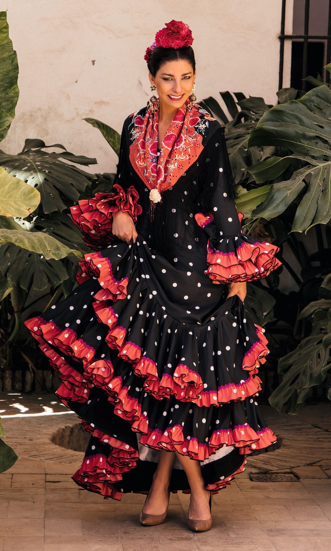 Rocío con uno de sus trajes de flamenca, posa con la mantilla antigua que llevará el domingo 19 de abril en la tradicional exhibición de enganches de la Real Maestranza de Sevilla, que celebra su 40 edición