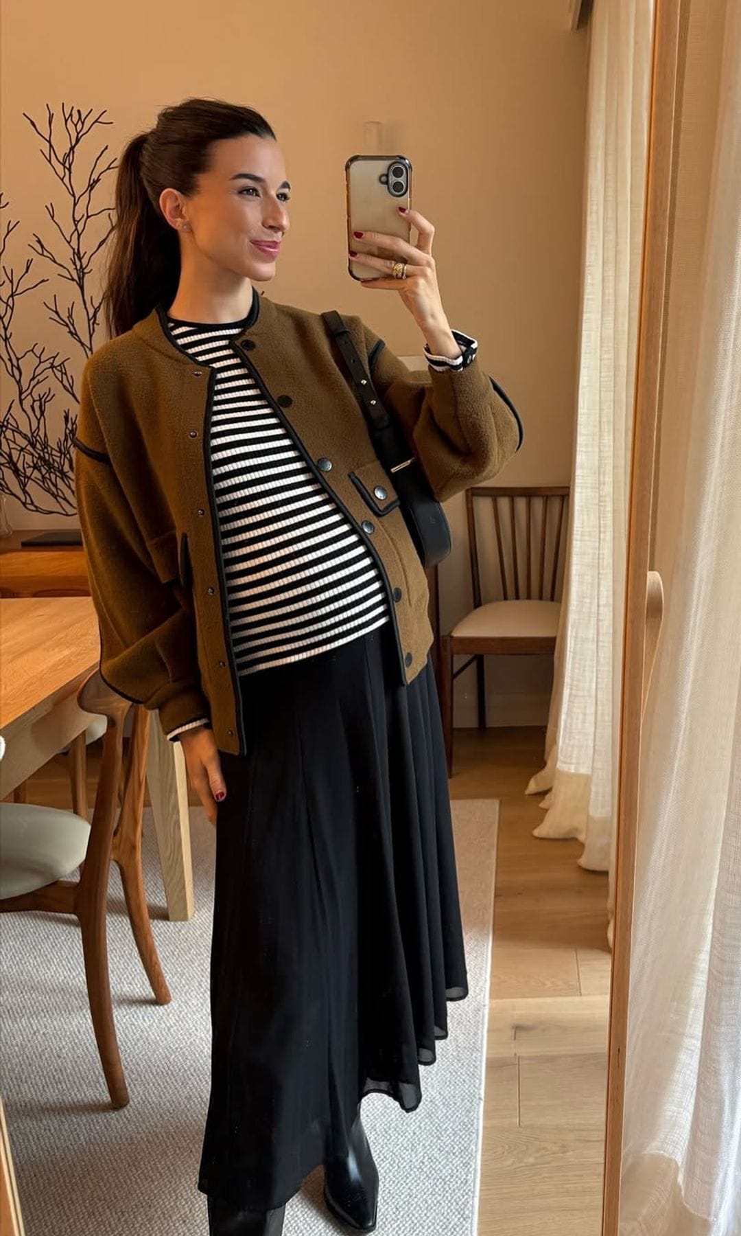 Los looks premamá de Laura Corsini con falda midi que puedes llevar con botas en otoño estés o no embarazada