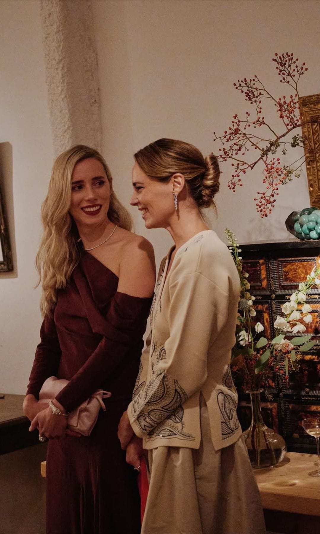 Claudia Osborne con look de The IQ Collection en Madrid, 2025.