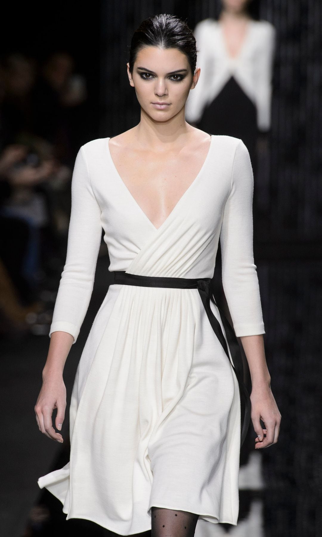 Kendall Jenner desfilando con vestido envolvente para DVF O/I 2015