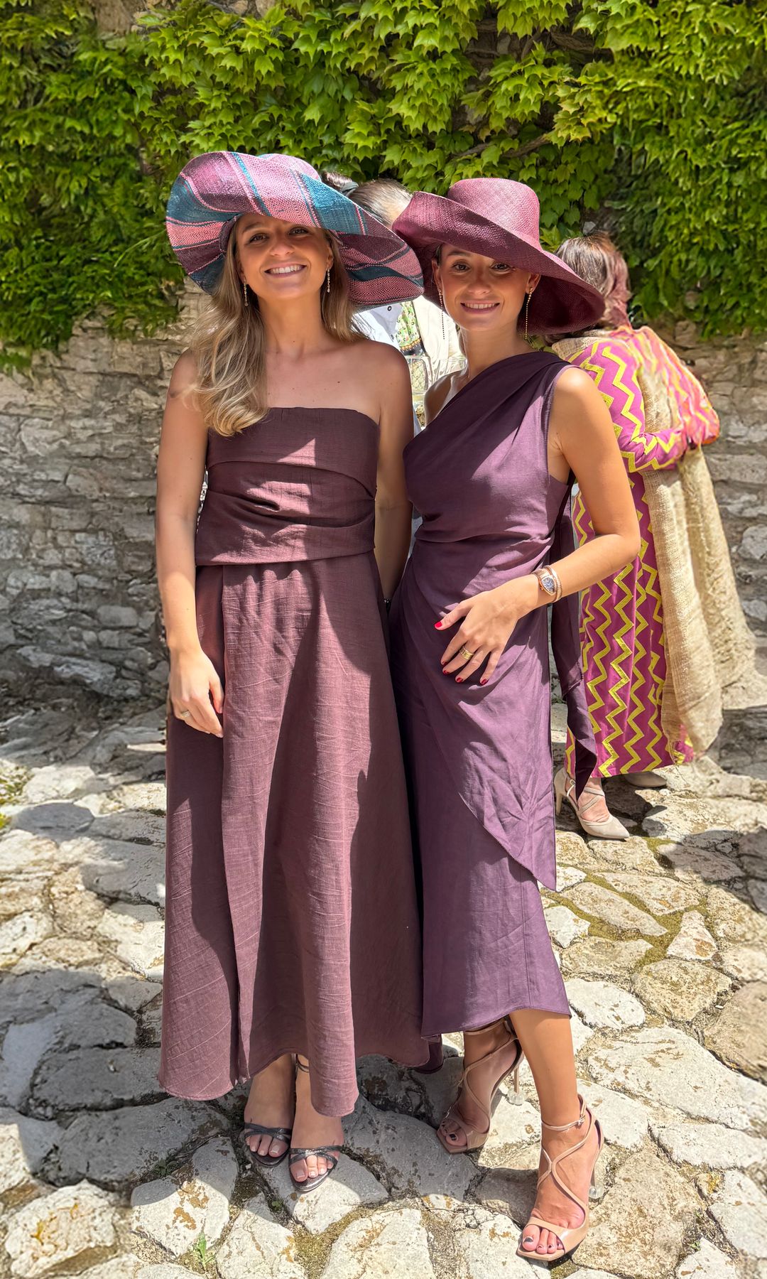 Las invitadas anónimas con vestidos españoles que coordinaron sus pamelas de rafia en una boda en Mallorca