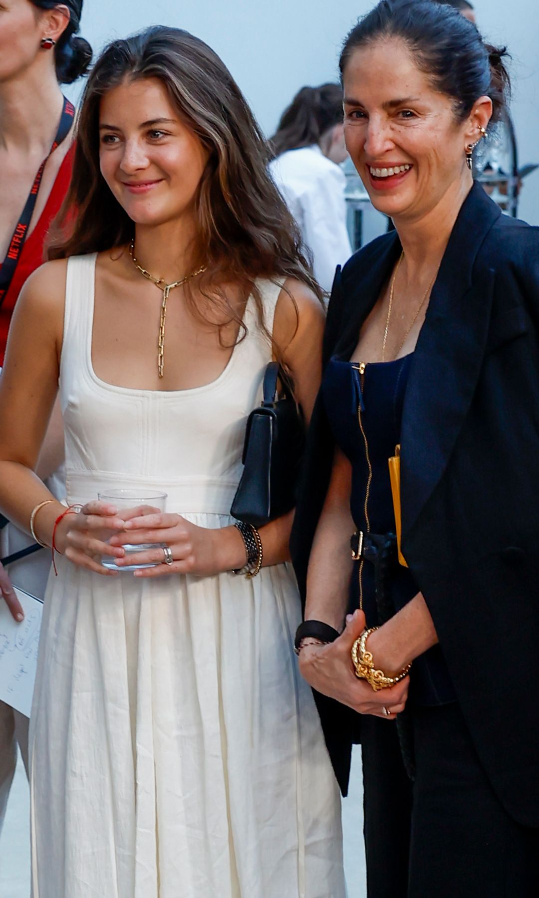 Olimpia Báez, nieta de Carolina Herrera, pura elegancia con un vestido blanco y bailarinas junto a su madre en Madrid