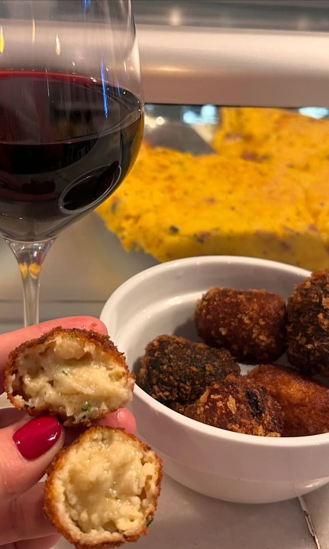 Pez Tortilla croquetas vino