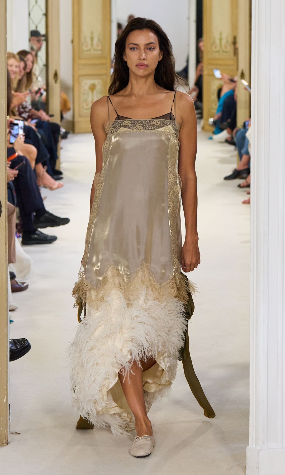 Alberta Ferretti nos invita a vivir una eterna primavera con su nueva colección: de la inspiración 'flapper' a las texturas florales