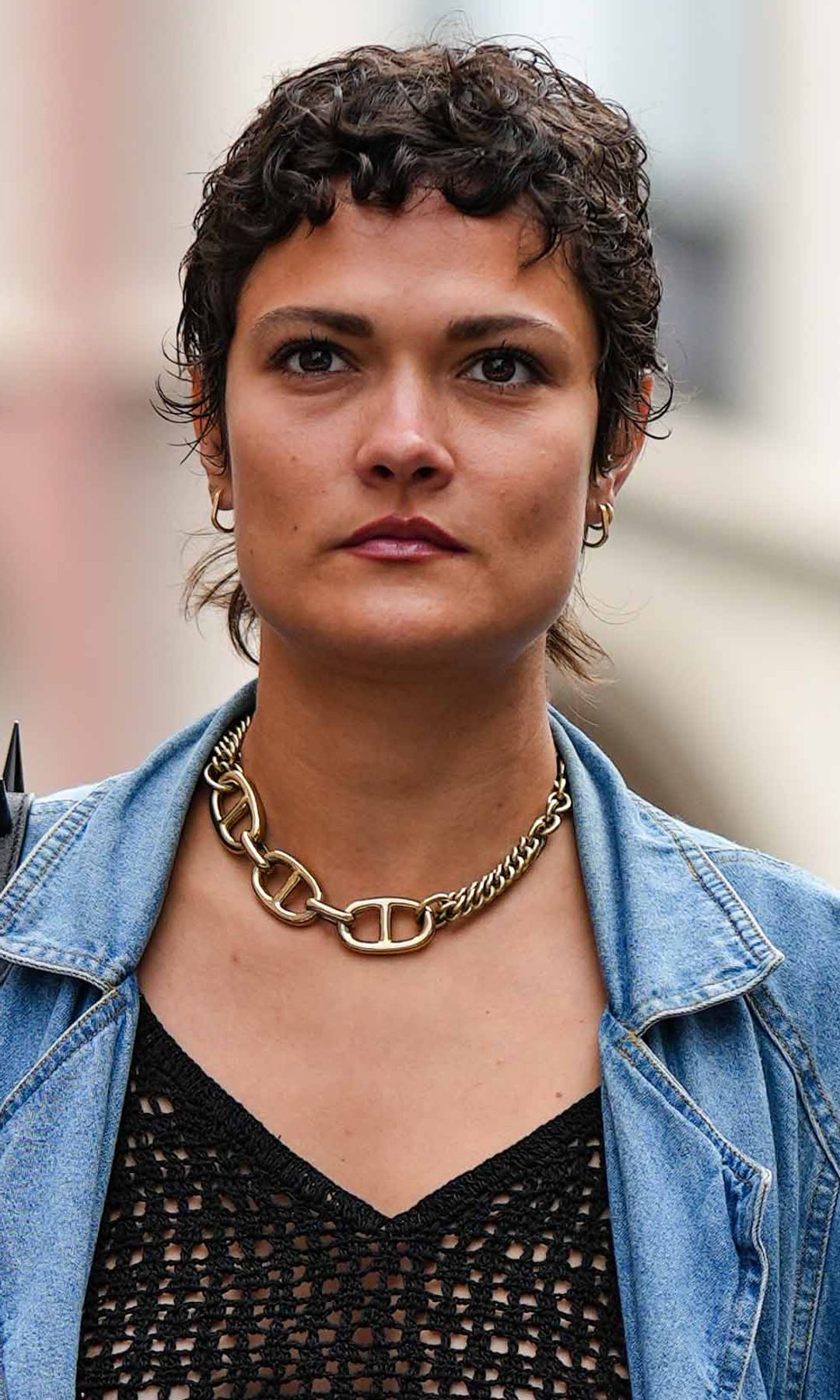  Mujer con cabello rizado corto