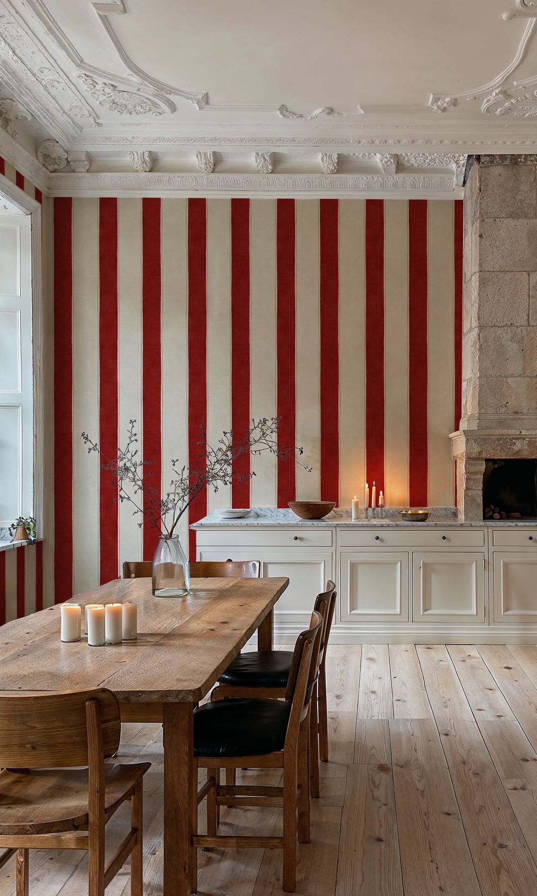 Cocina con comedor, papel pintado de rayas burdeos y blancas, molduras en el techo, muebles de cocina beige, cocina sin muebles altos 